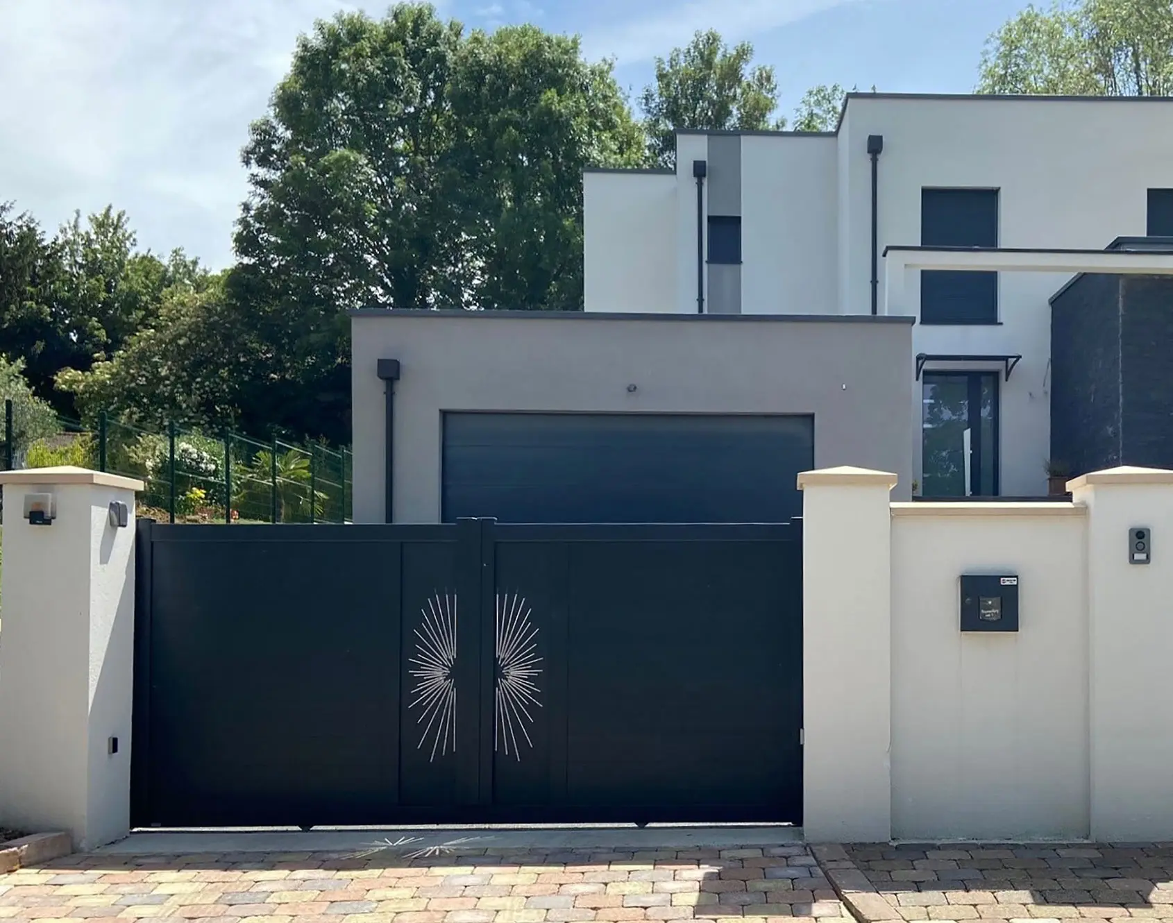 Portail aluminium coulissant Soaz décor SORAN par kostum