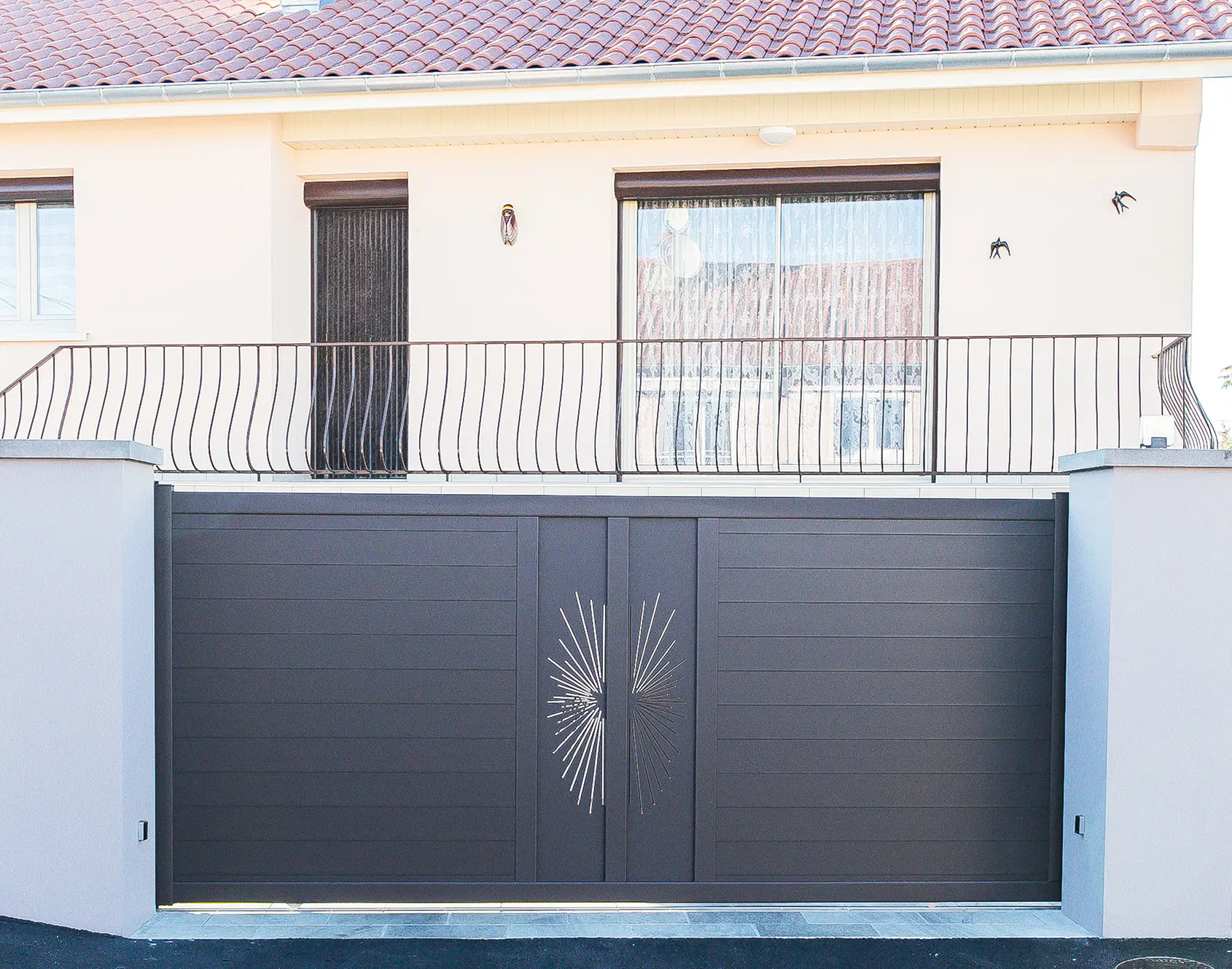Portail aluminium coulissant Soaz décor PICTO par kostum