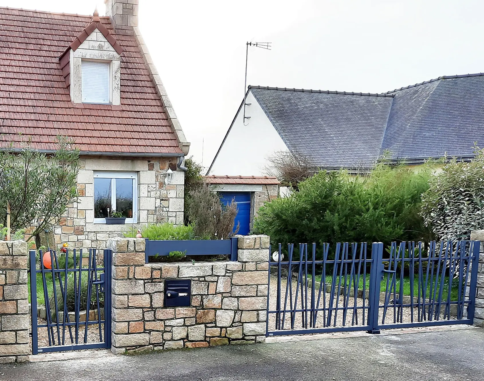 Portail aluminium battant Dune par Kostum