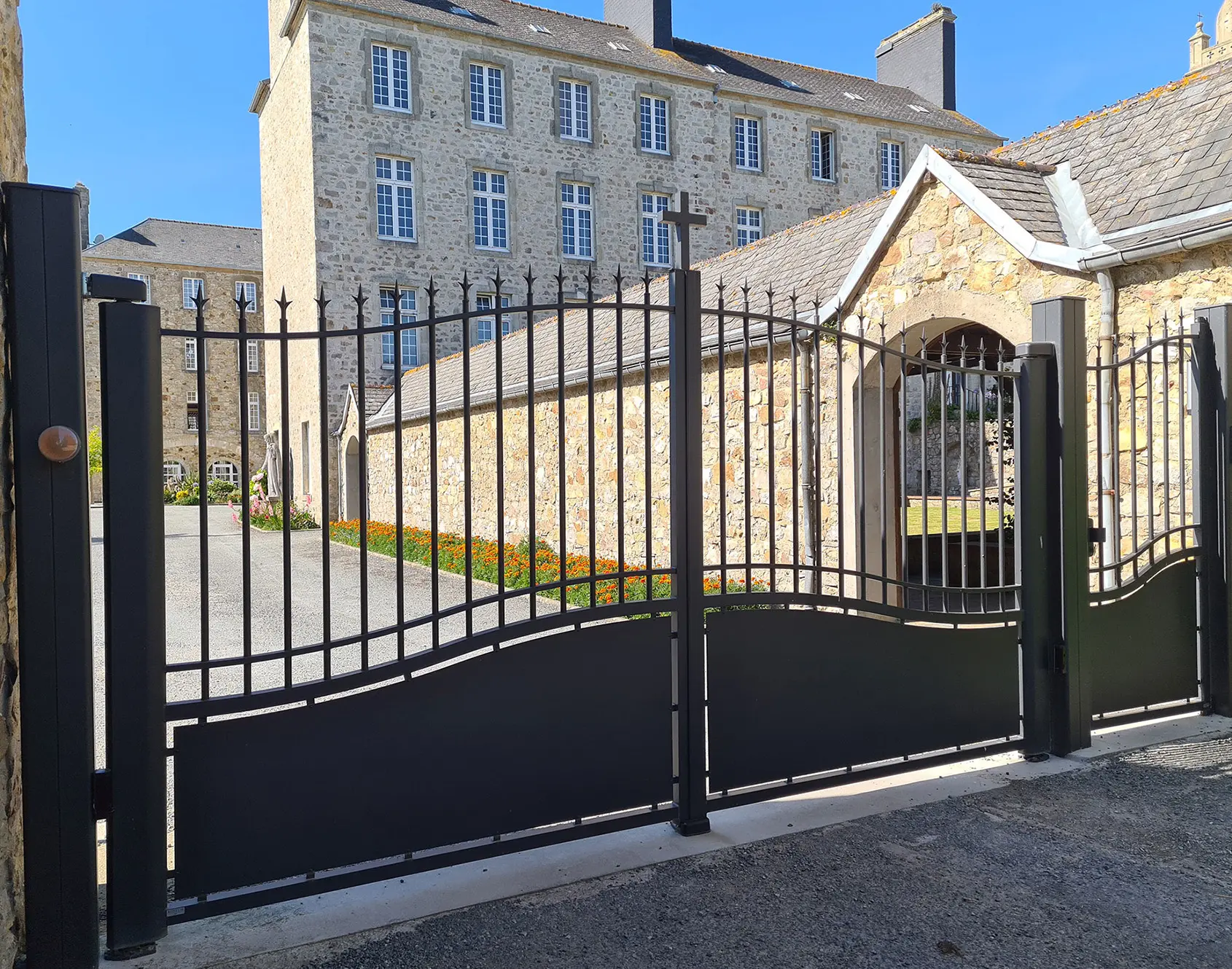 Portail aluminium battant Elliant par kostum fabrication spéciale