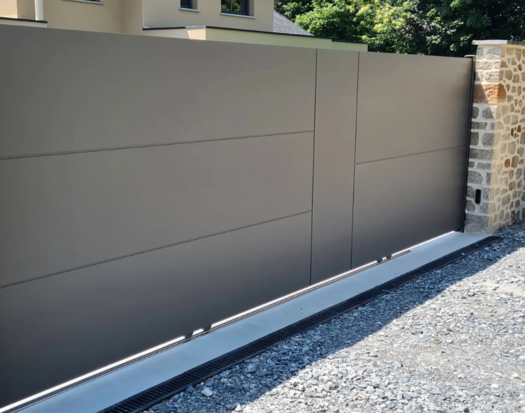 Portail coulissant aluminium Esus par Kostum
