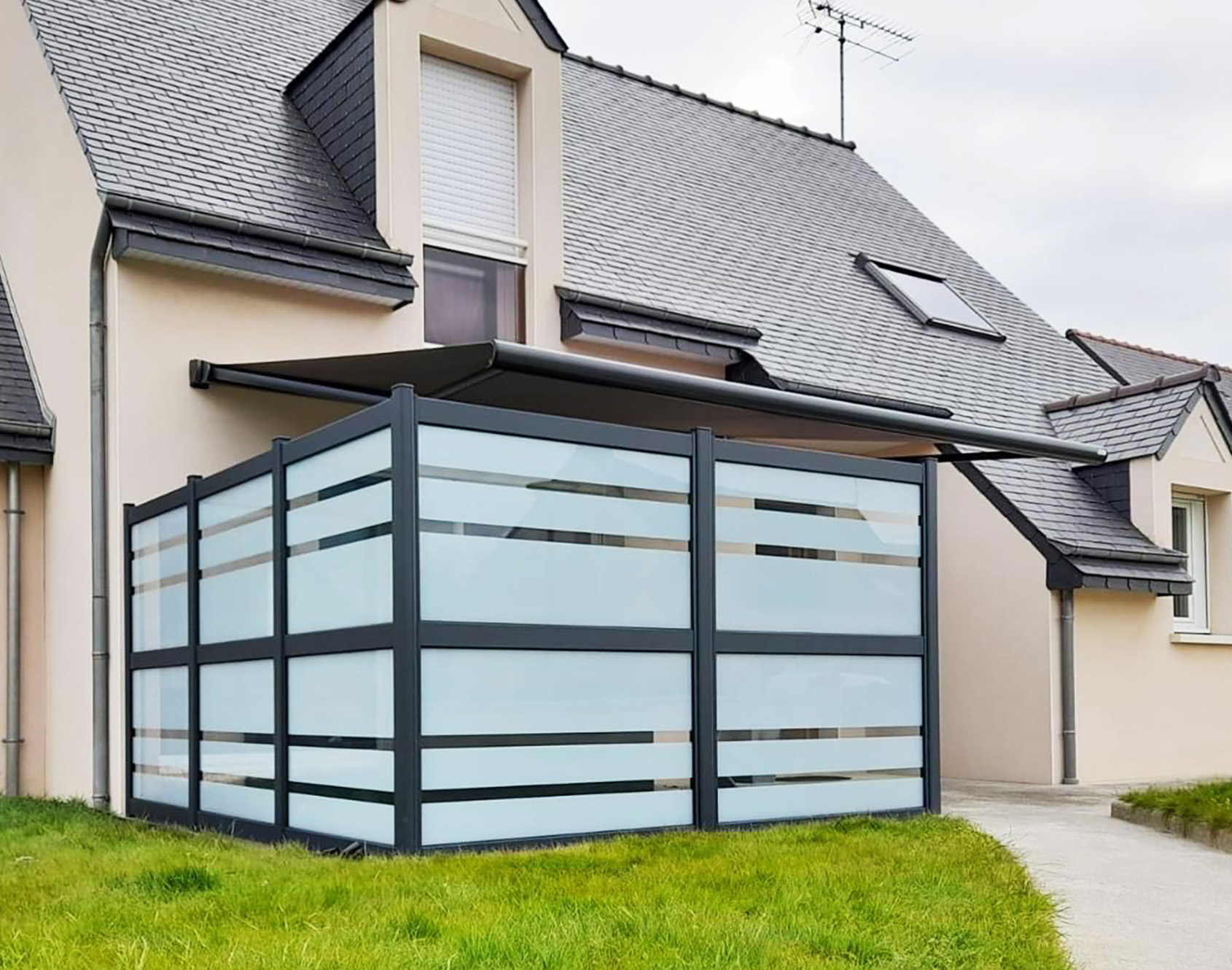 Pare-vue en aluminium Gabig vitrage opale par Kostum