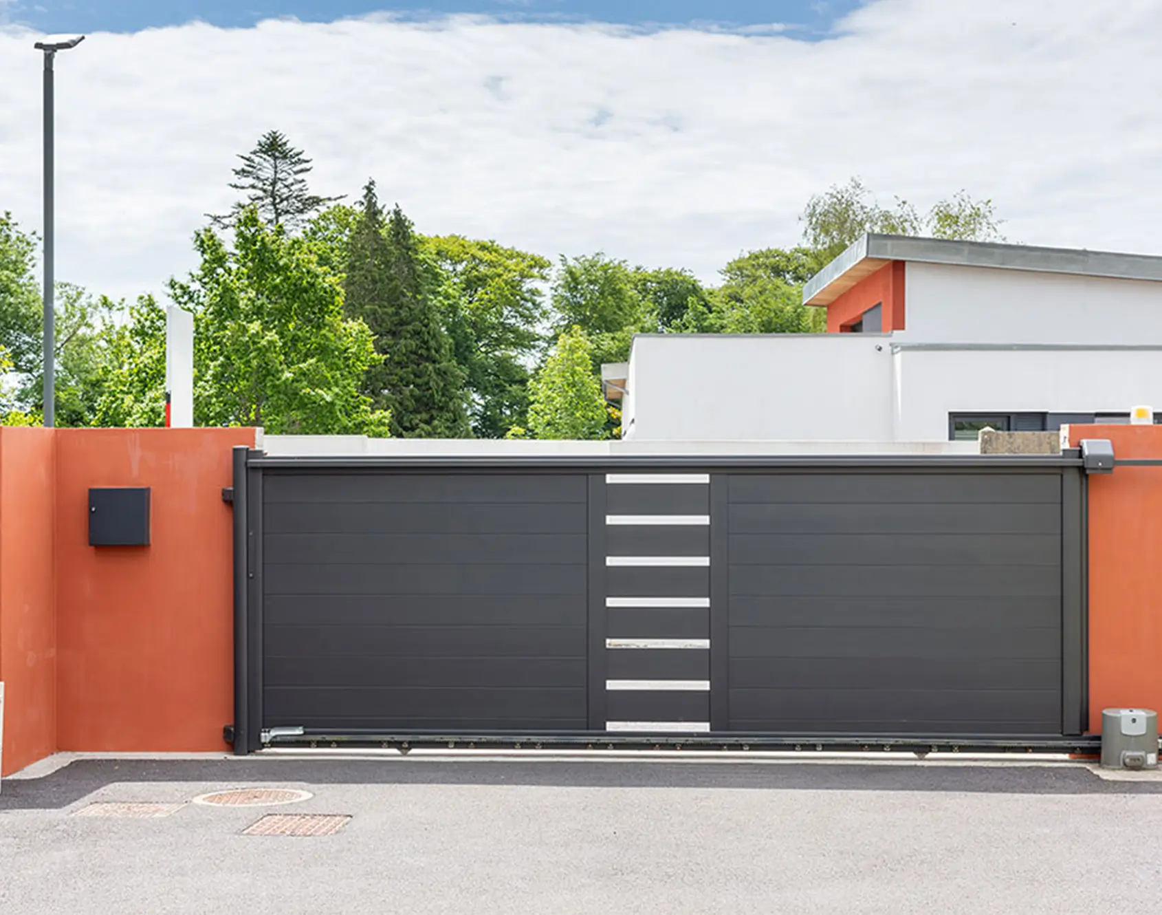 Portail Glazik en aluminium by Kostum