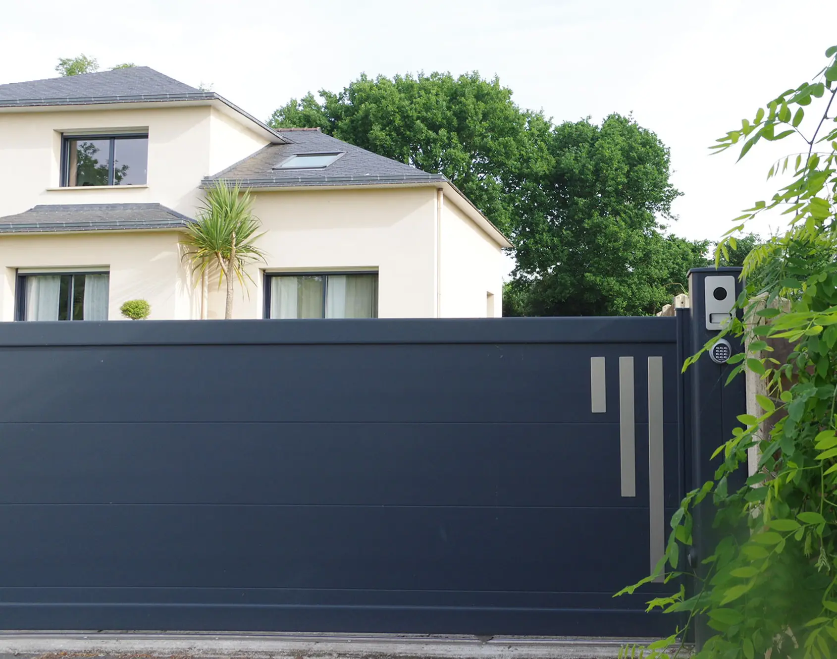 Portail aluminium coulissant Line 300 par kostum