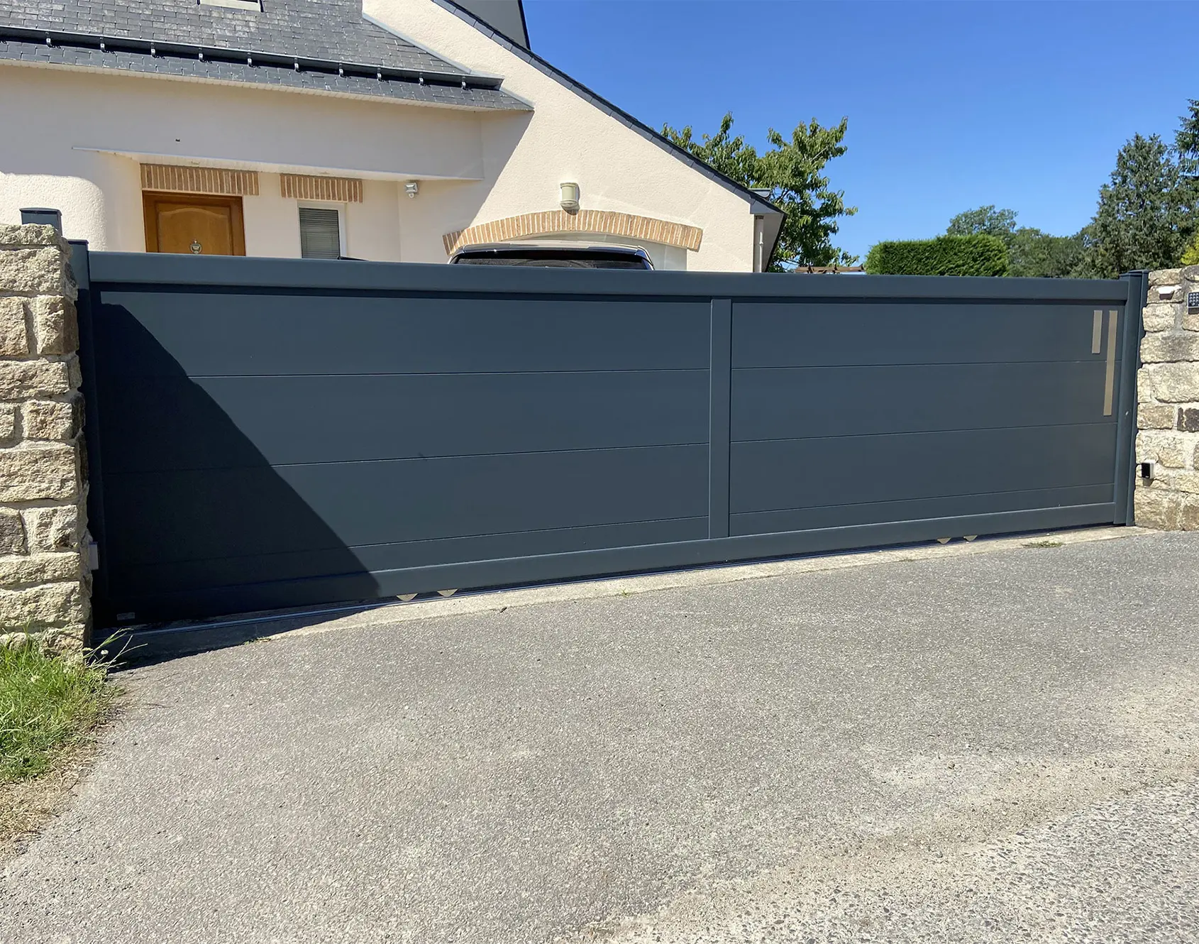 Portail aluminium coulissant Line 300 par Kostum