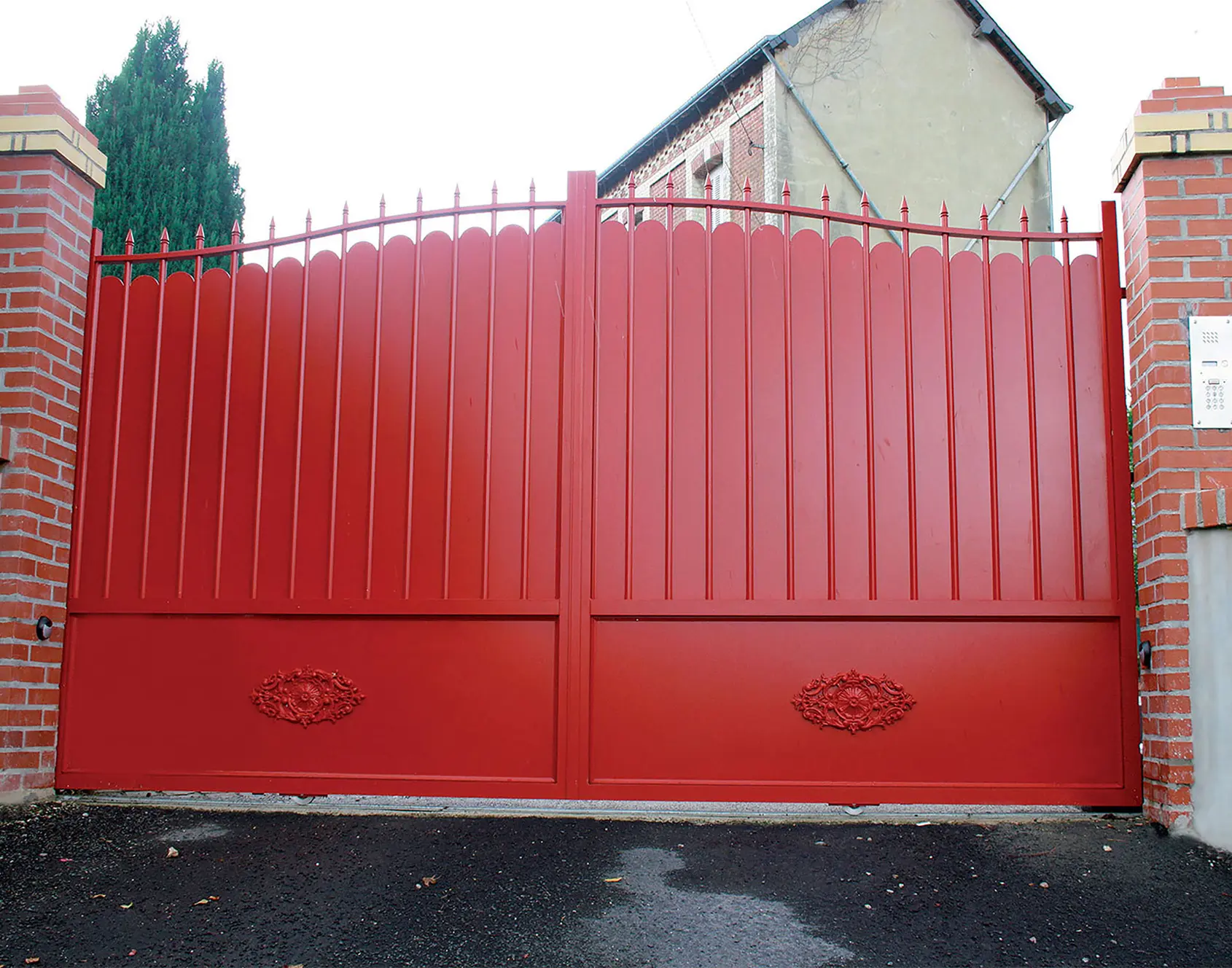 Portail aluminium battant Locronan par kostum fabrication spéciale