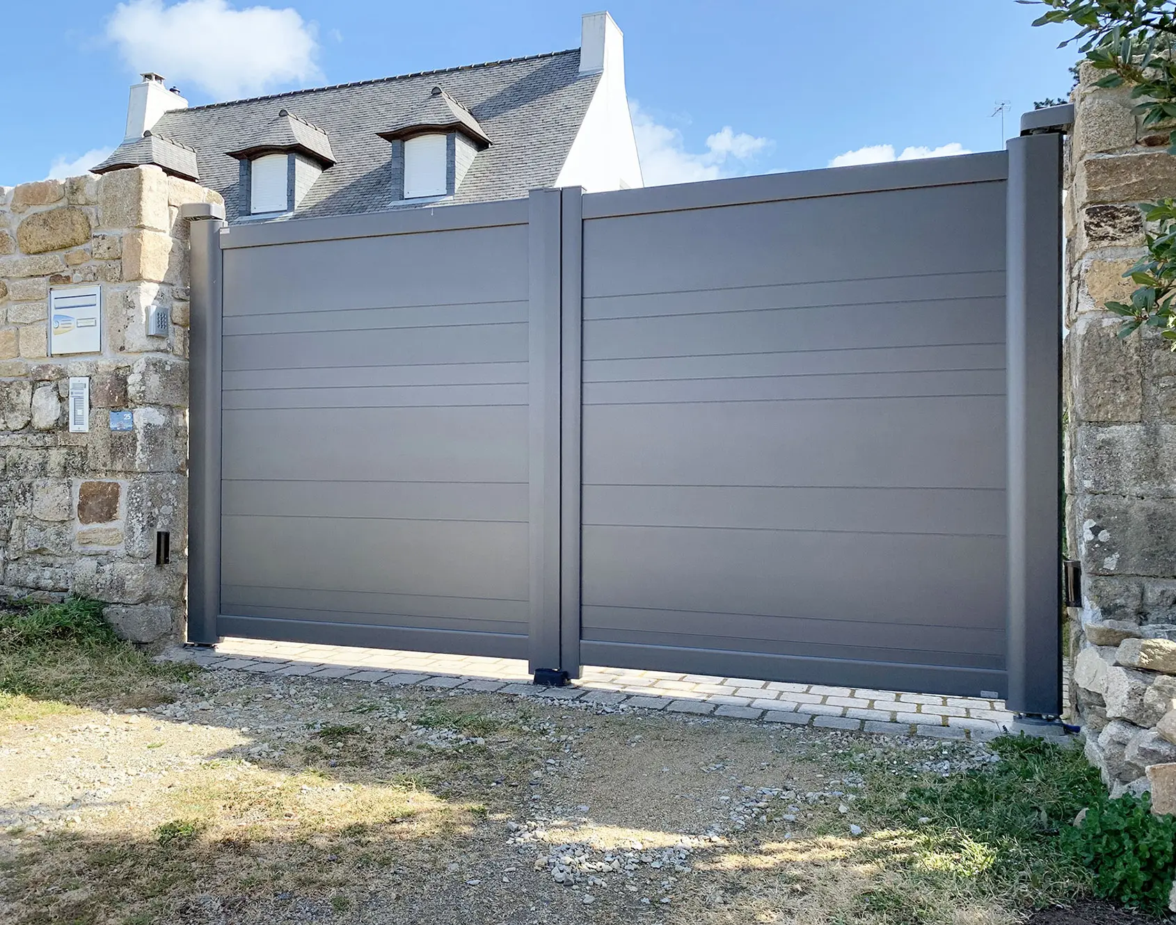Portail aluminium battant Lusen par Kostum