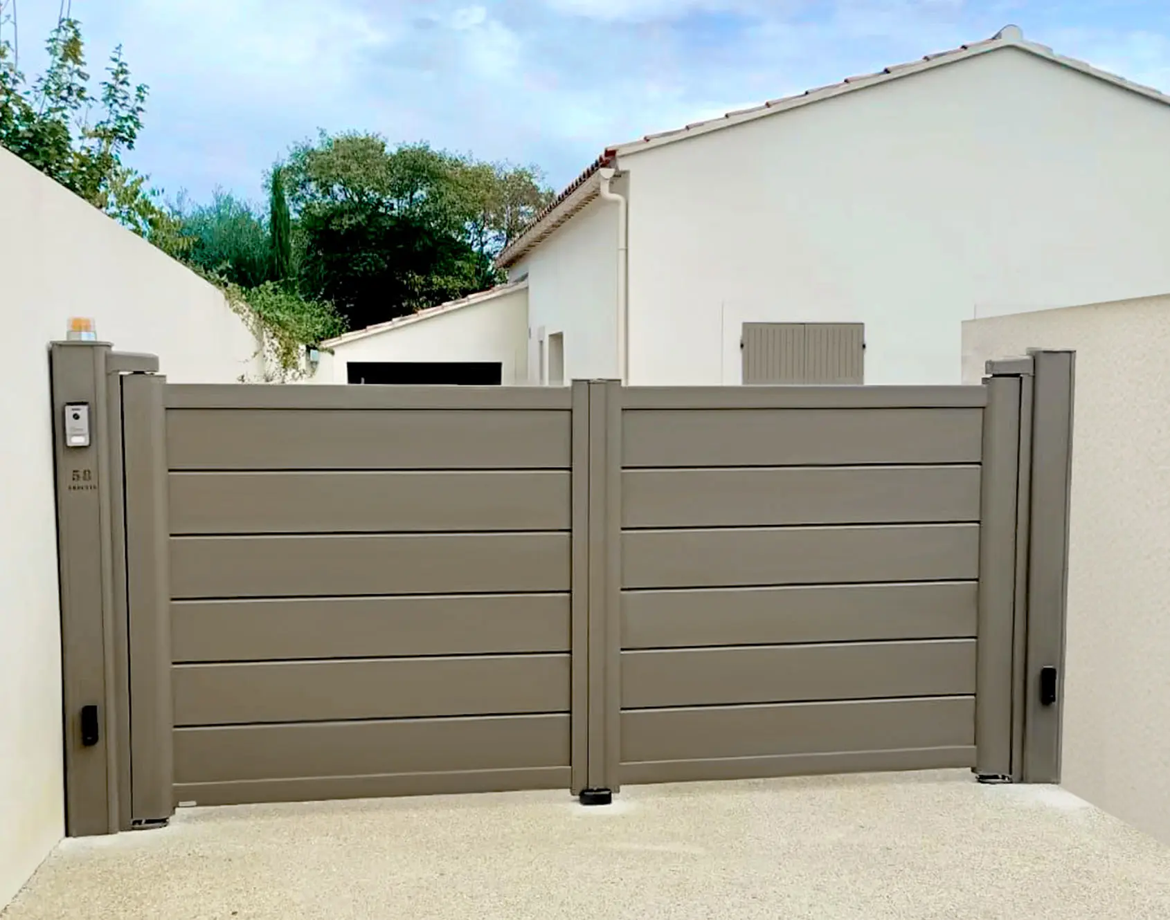 Portail aluminium battant Tev par Kostum