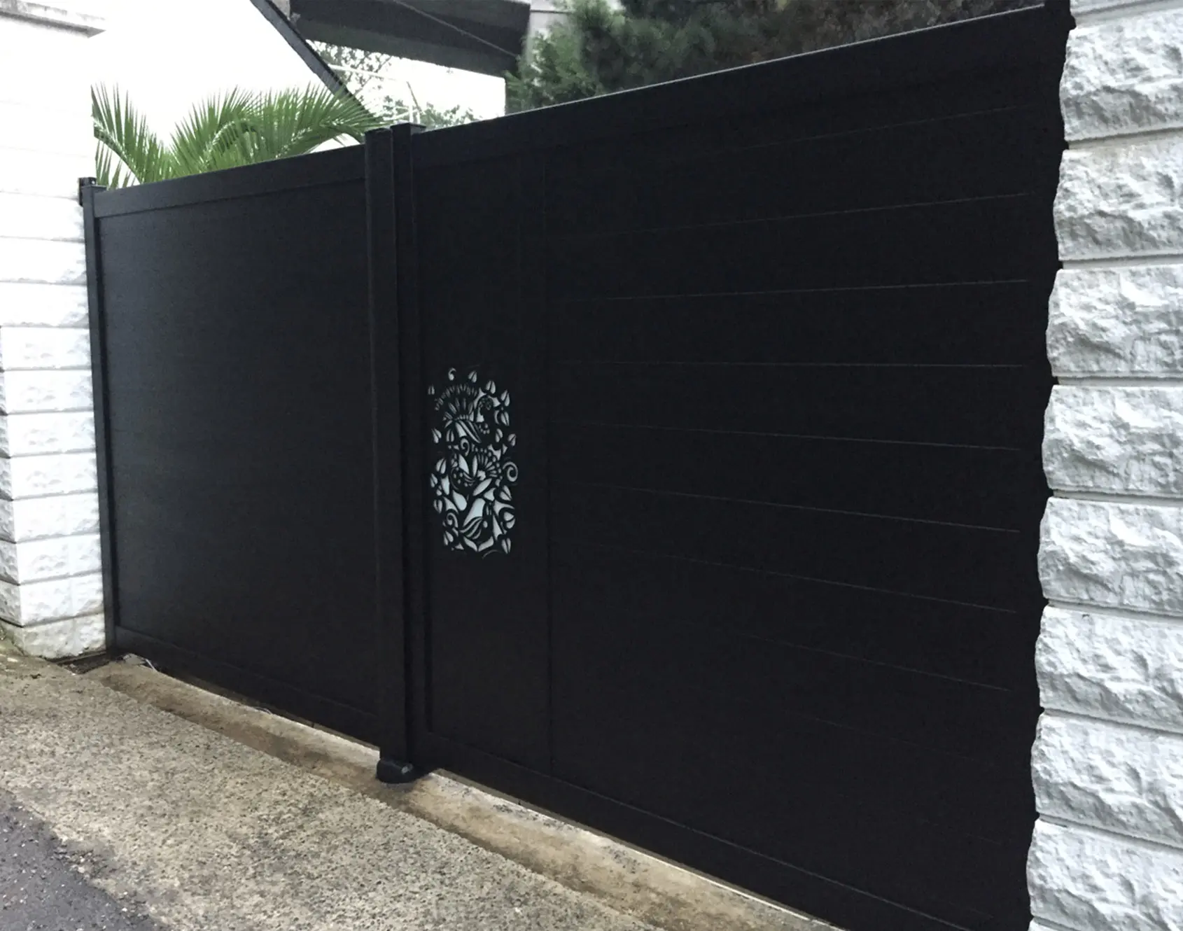 Portail aluminium battant Arzur décor Milzin - Kostum