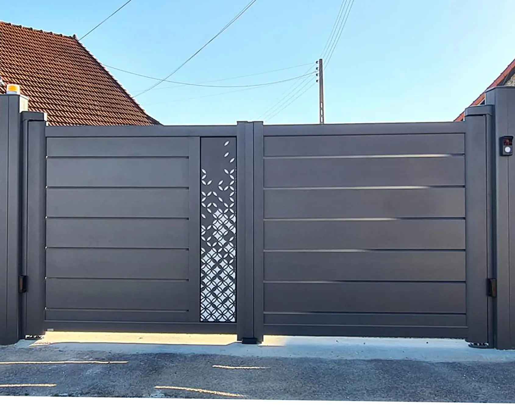 Portail battant aluminium avec décor L'envol Péran - Kostum