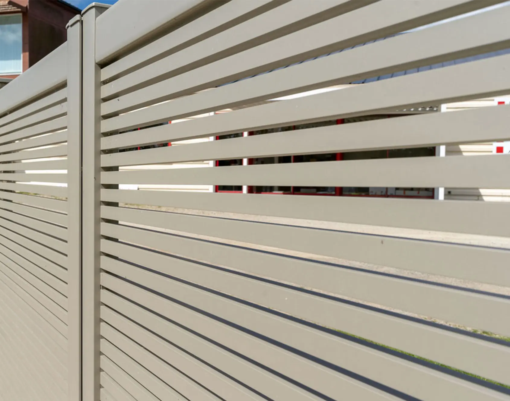 Portail aluminium battant Bitik par kostum