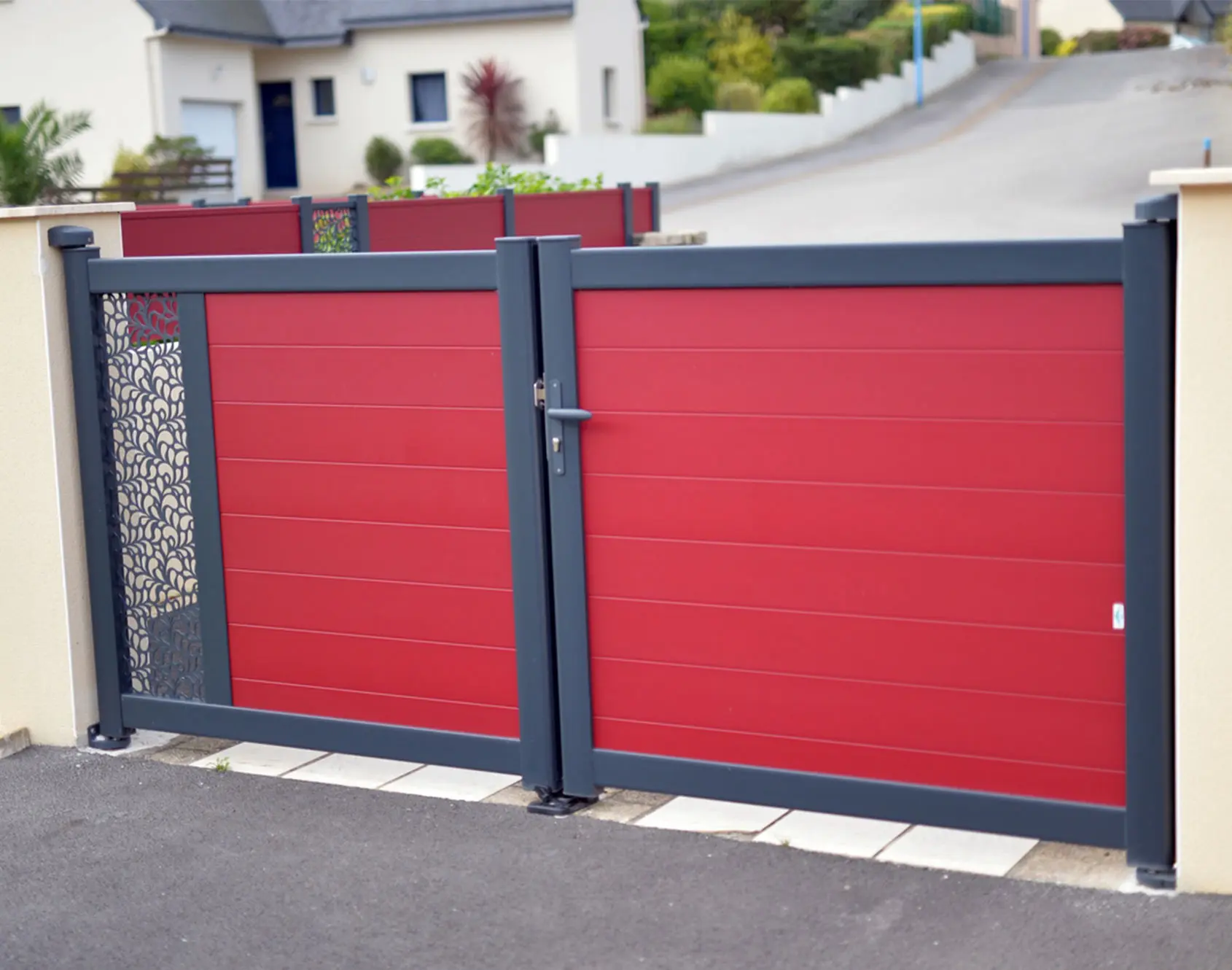 Portail aluminium battant Bréval décor LAMBIG par kostum