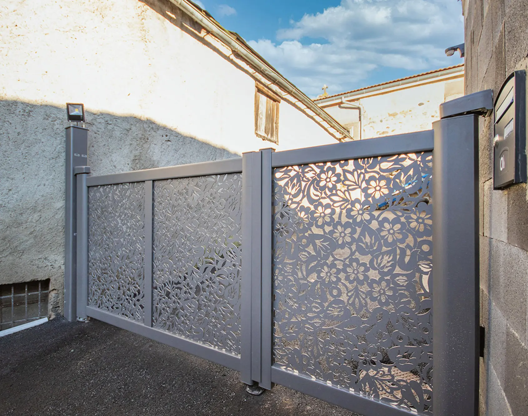 Portail aluminium Brivael décor Brodiri - Kostum