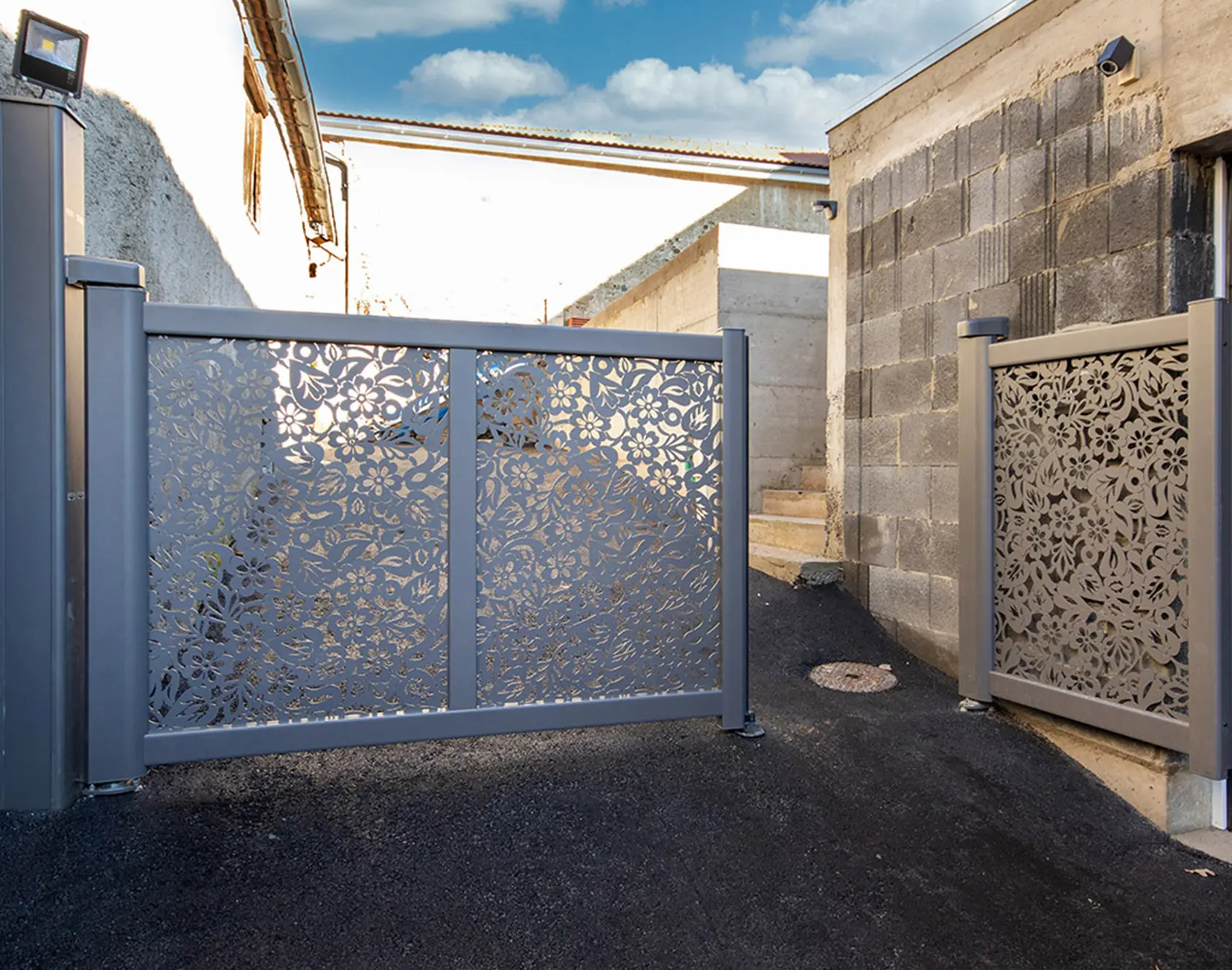 Portail aluminium Brivael décor Brodiri - Kostum