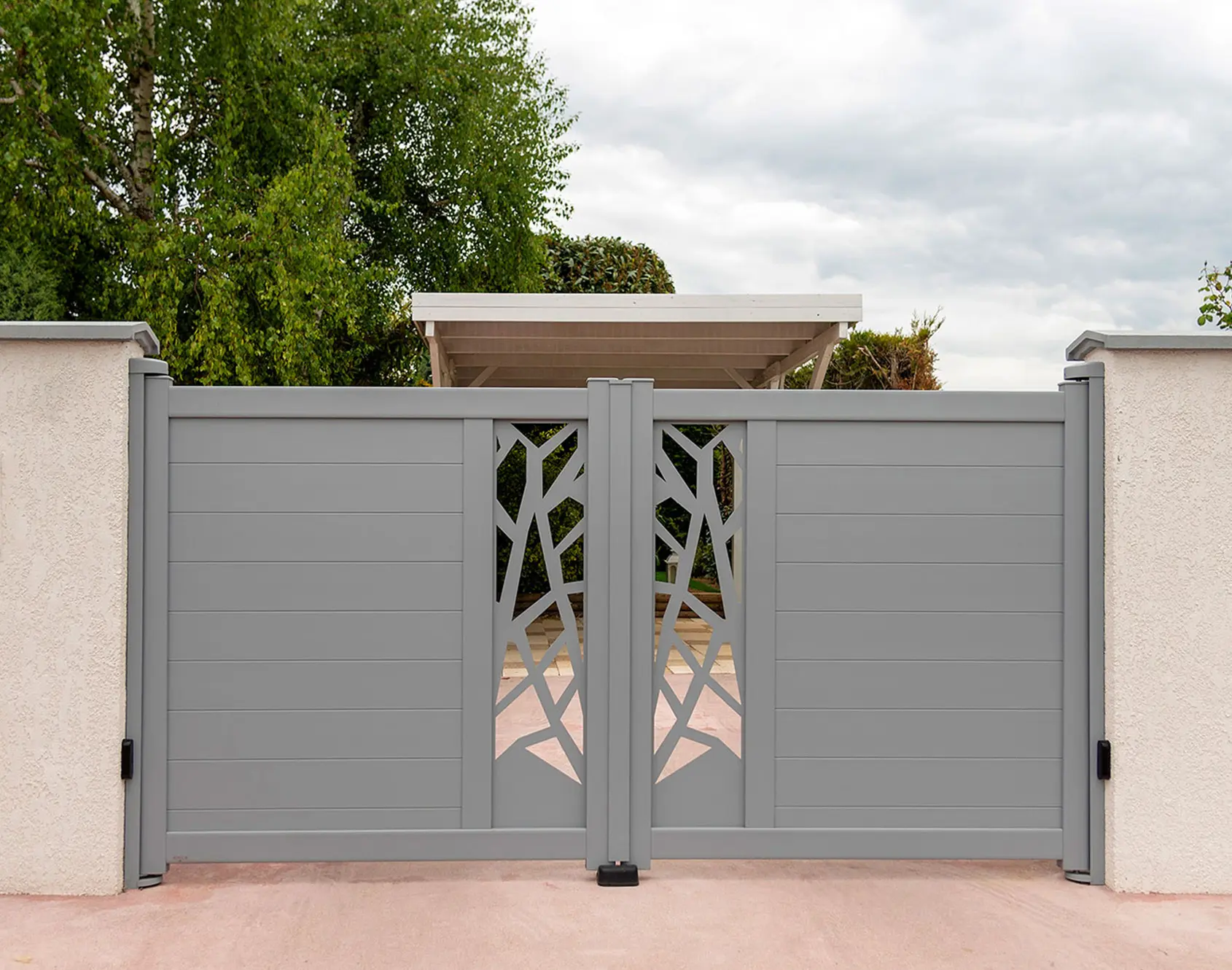 Portail aluminium battant Cado décor Broceliande par kostum