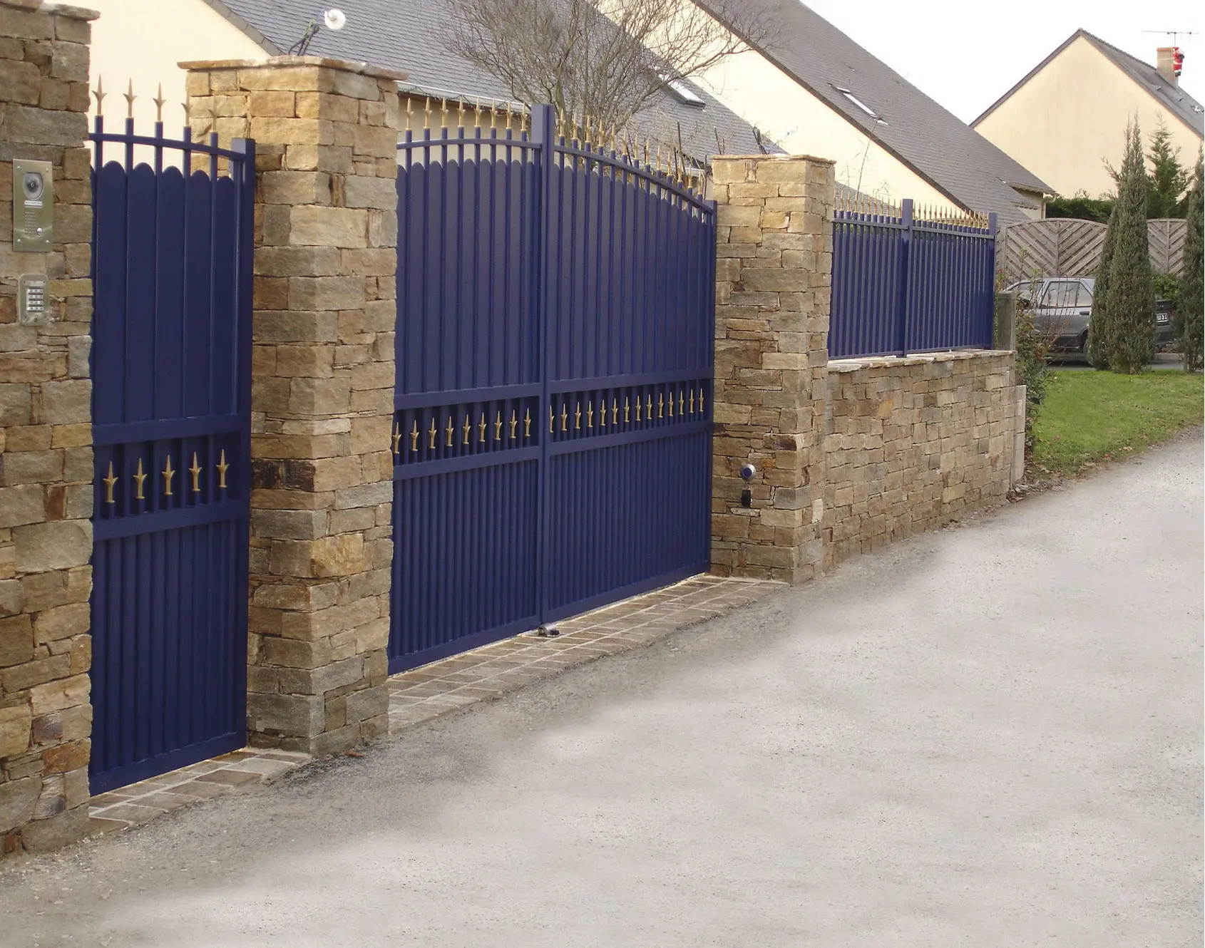 Portail aluminium battant Confort par kostum fabrication spéciale