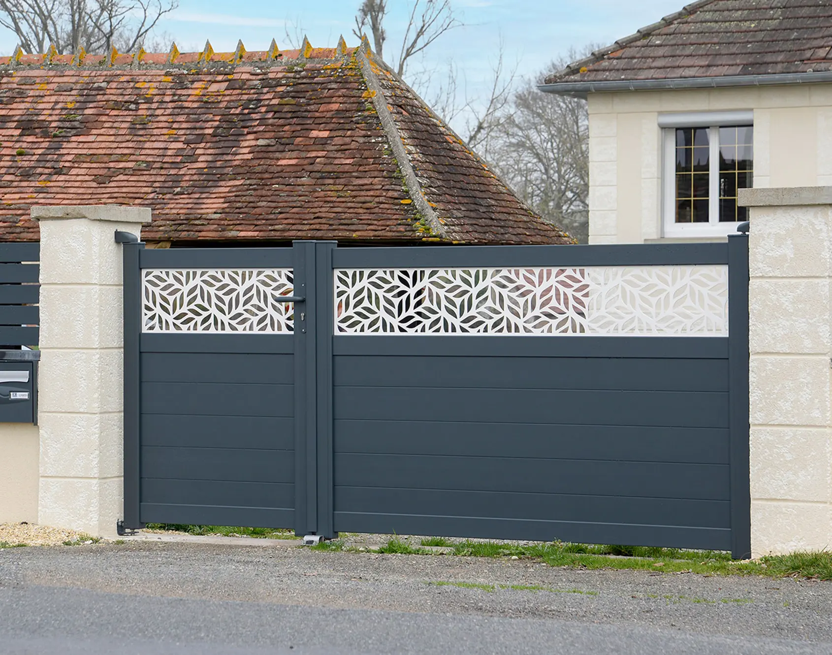 Portail aluminium battant Eliaz décor Amand - Kostum