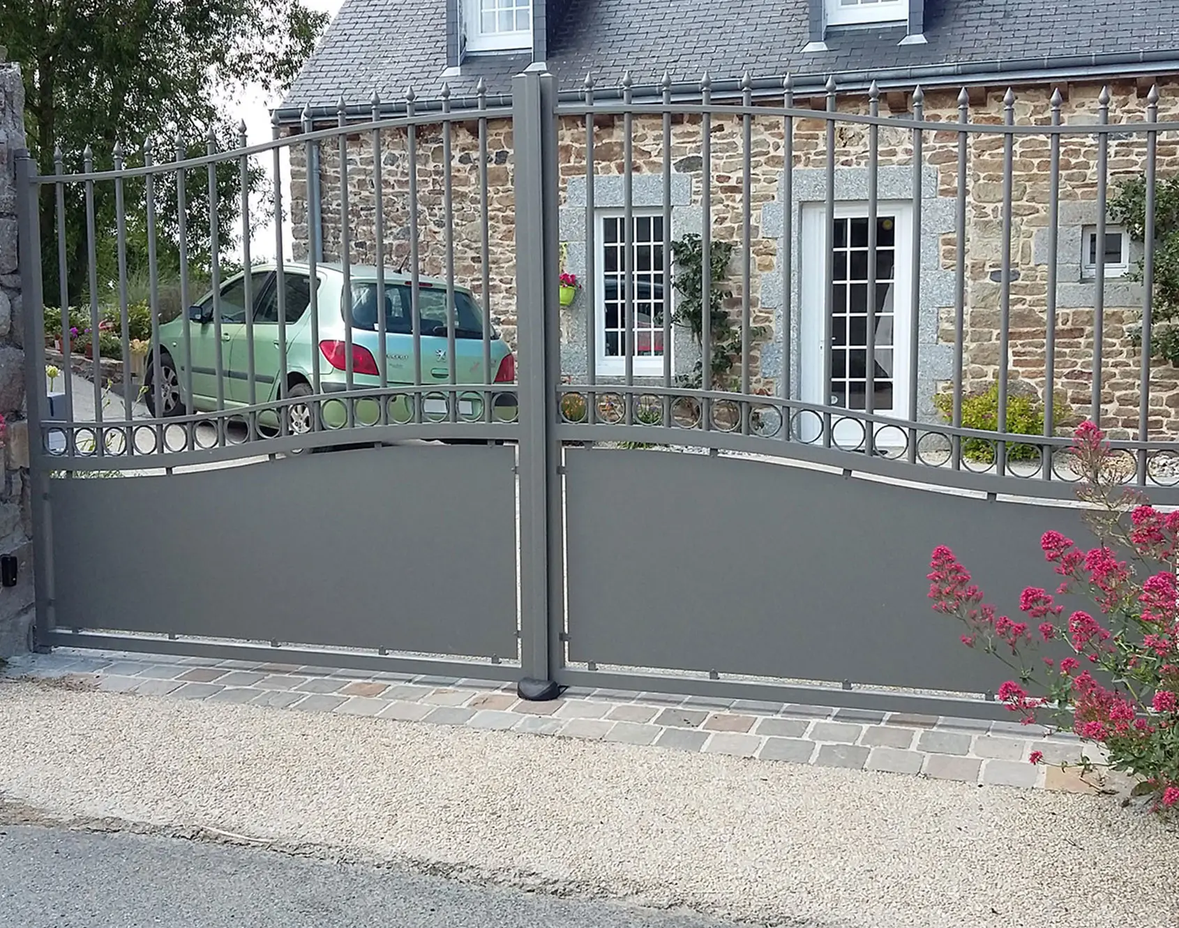 Portail aluminium battant Elliant par kostum fabrication spéciale options ronds et gouttes d'eau