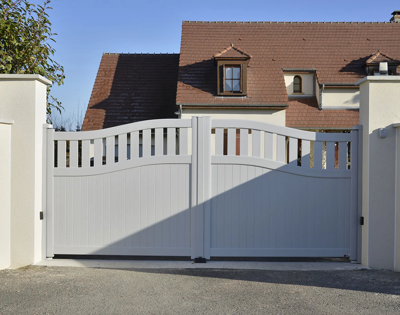Portail aluminium battant Enez par kostum