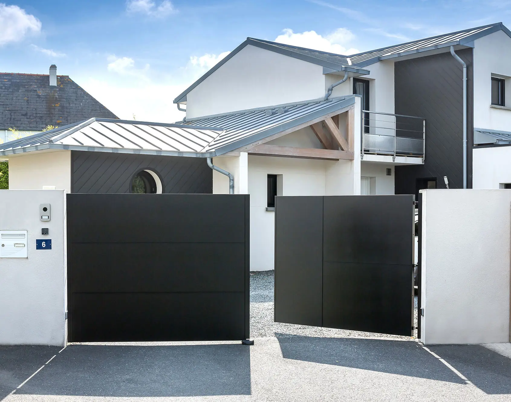 Portail battant aluminium Esus par Kostum