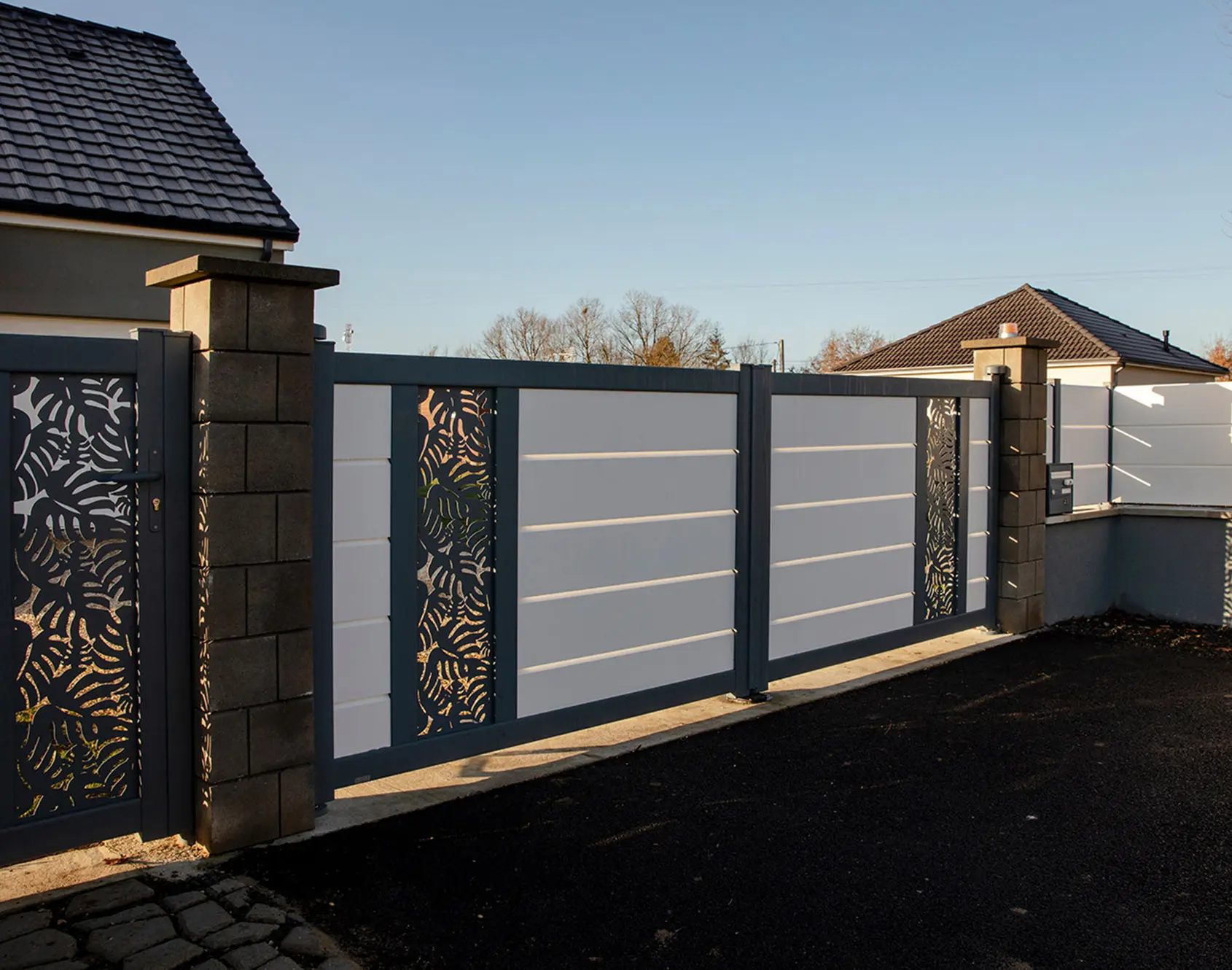 Portail aluminium battant Ewen décor Amand par kostum
