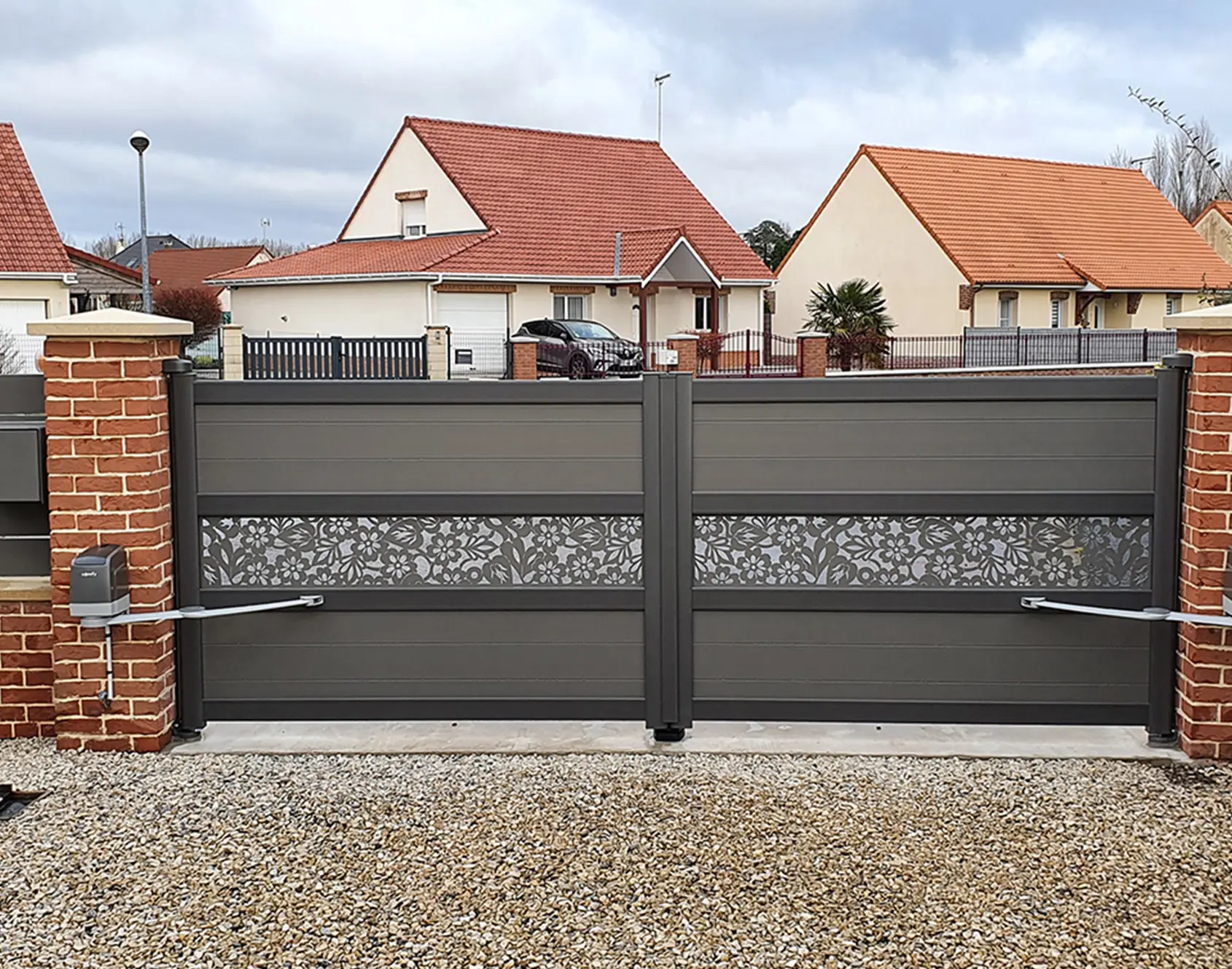 Portail aluminium Fresk Fragan décor Brodiri Bicolor