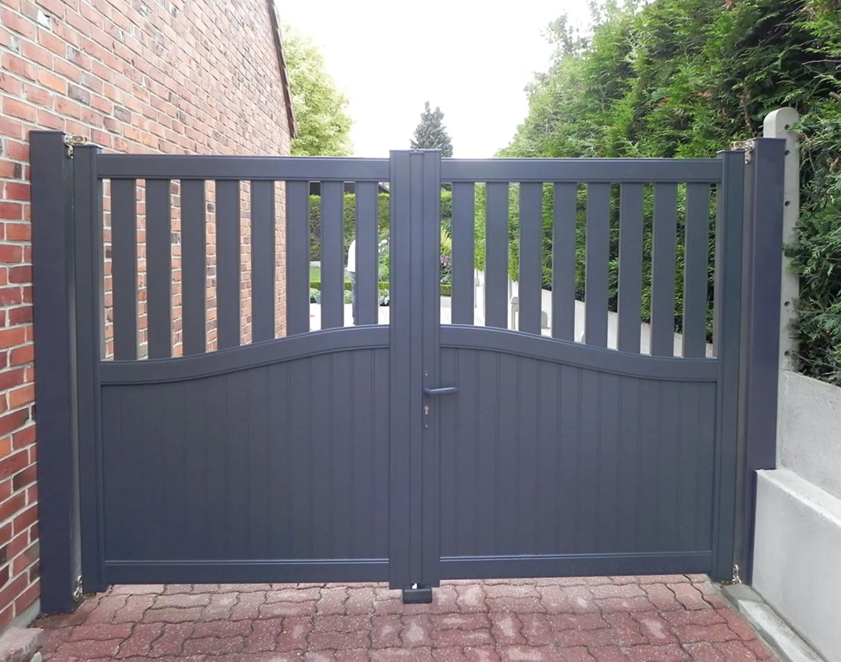 Portail aluminium battant Gall par kostum