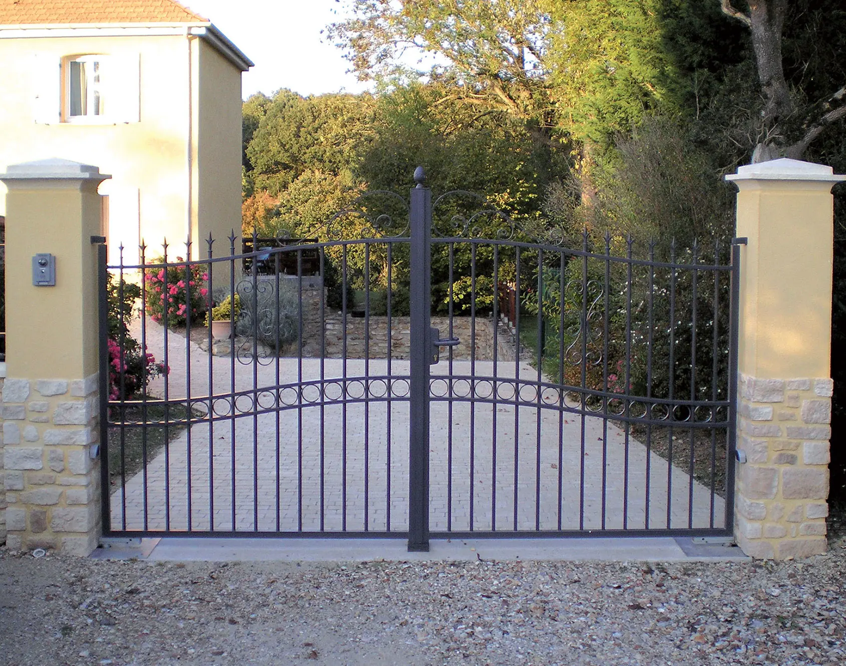 Portail battant aluminium Huelgoat - Kostum fabrication spéciale