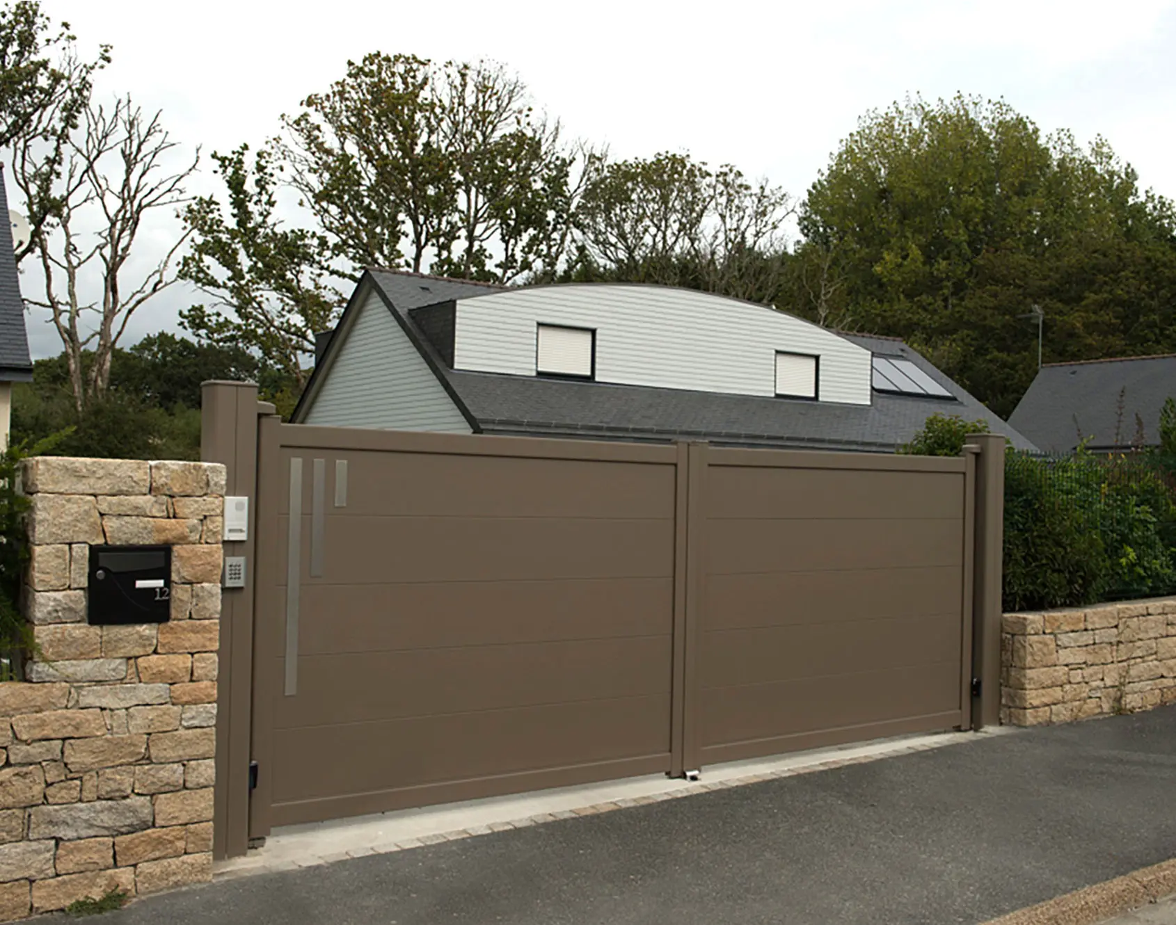 Portail aluminium battant Line 300 par kostum