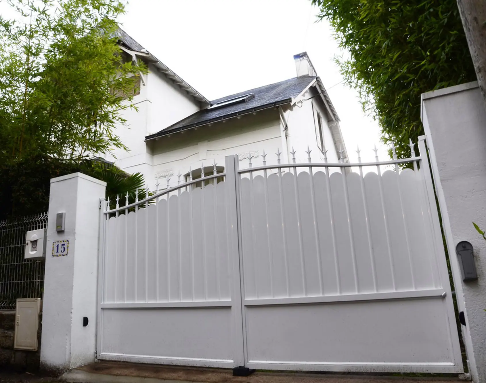 Portail aluminium battant Locronan par kostum fabrication spéciale