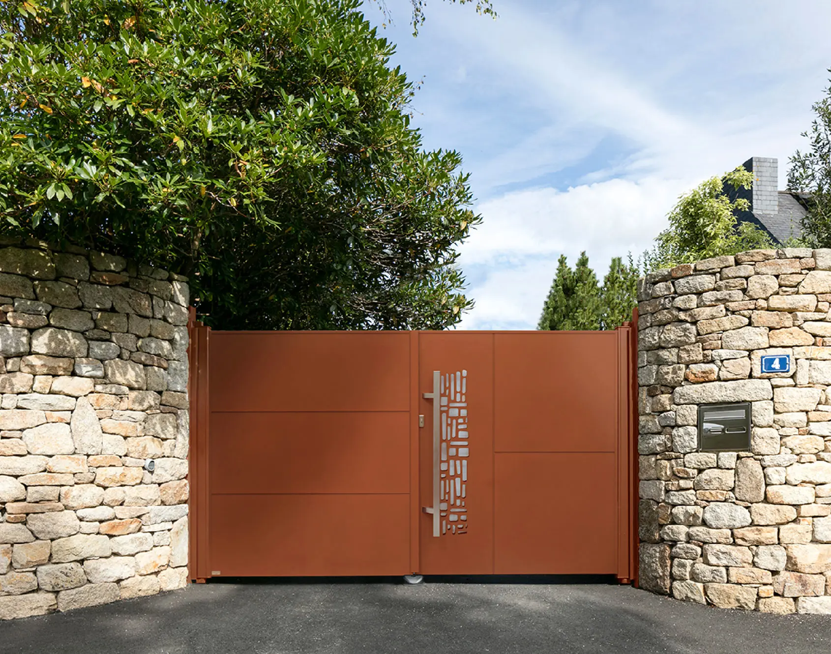 Portail aluminium battant Lug par kostum décor Menhir option barre de tirage