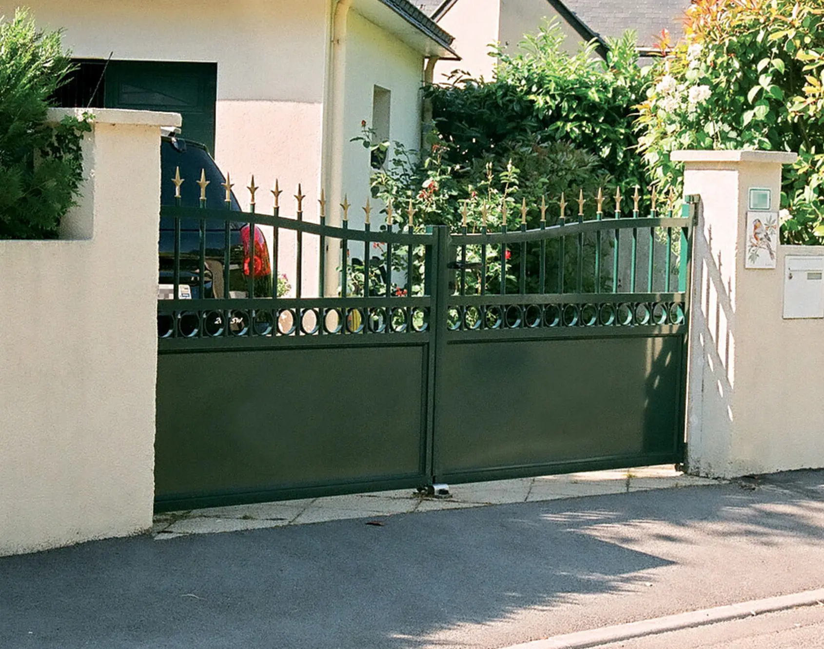 Portail aluminium battant Rochefort par kostum fabrication spéciale option ronds et fleur de lys