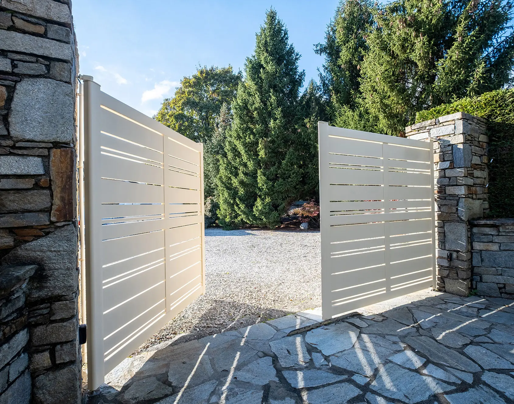 Portail coulissant ajouré aluminium coulissant Spas - Kostum
