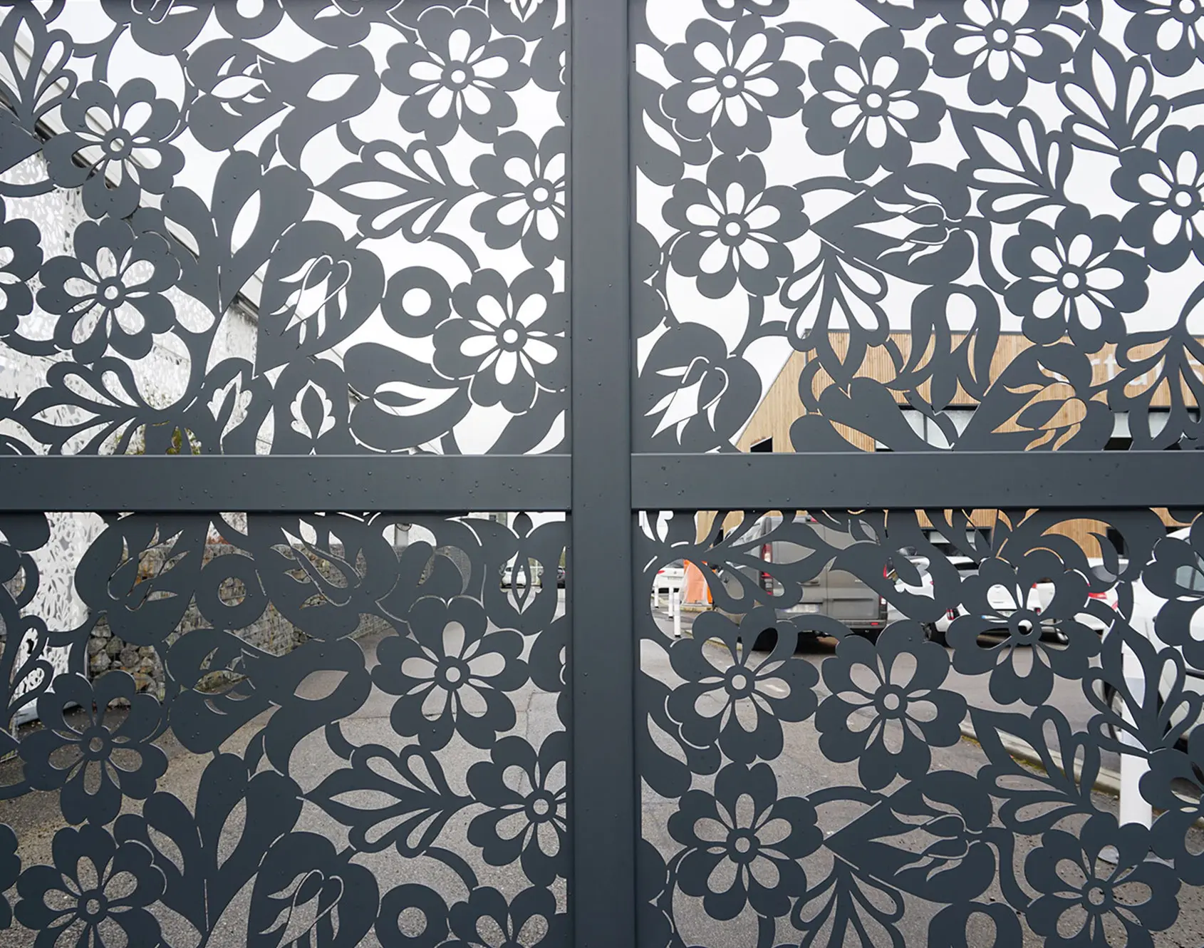 Portail aluminium coulissant Anaelle décor Bordiri par Kostum