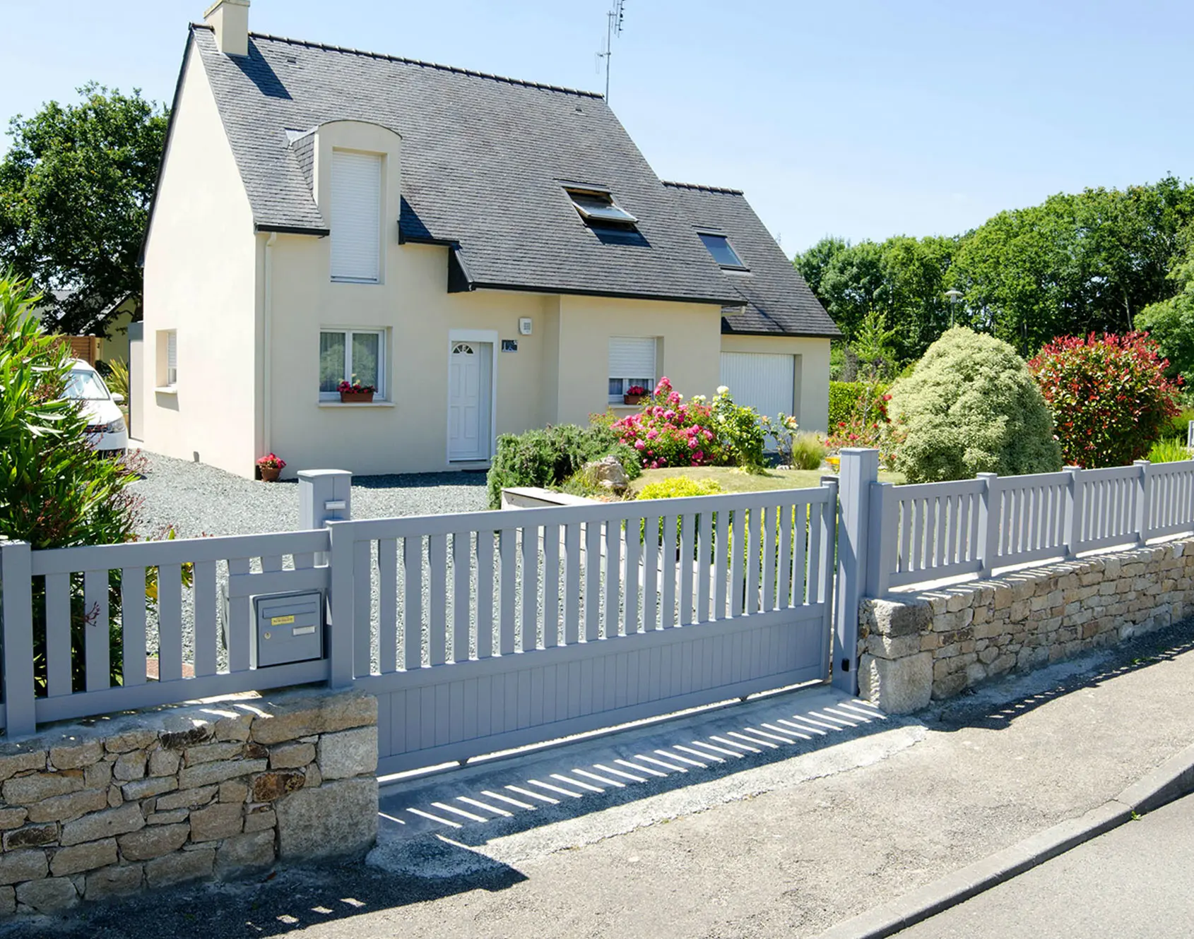 Portail aluminium coulissant Argoat par kostum
