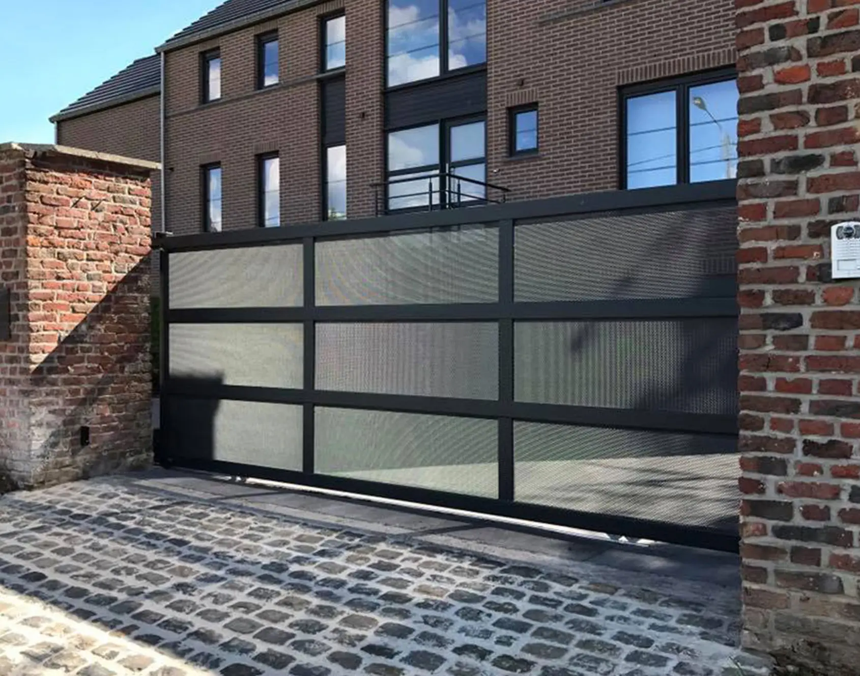 Portail aluminium coulissant Azereg décor MELLAN par kostum