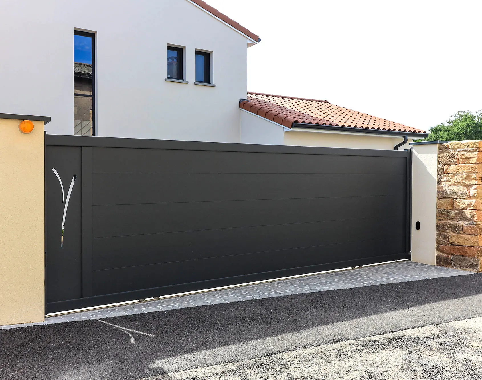 Portail aluminium coulissant Onen décor Tudi par kostum