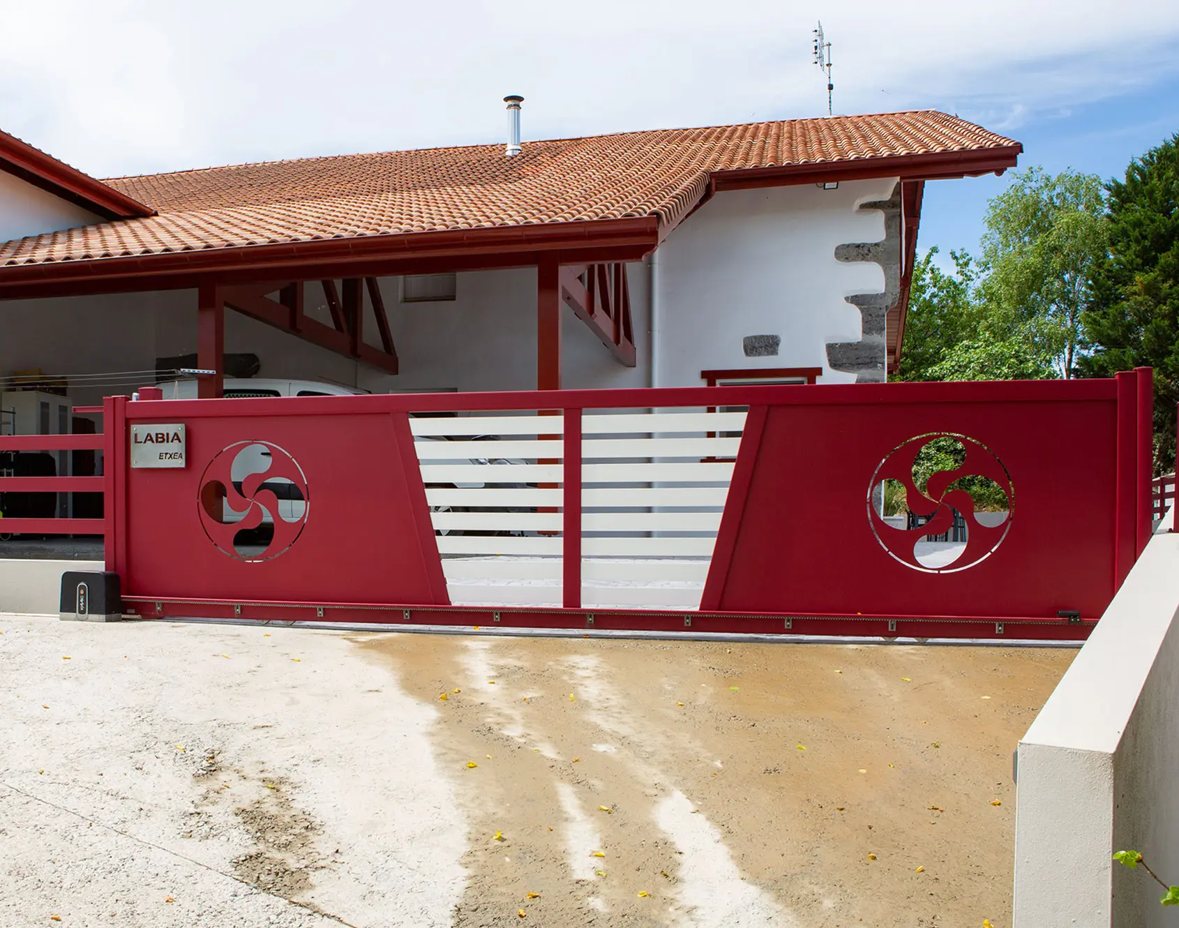 Portail aluminium coulissant Kestenn avec décor Dehou par kostum