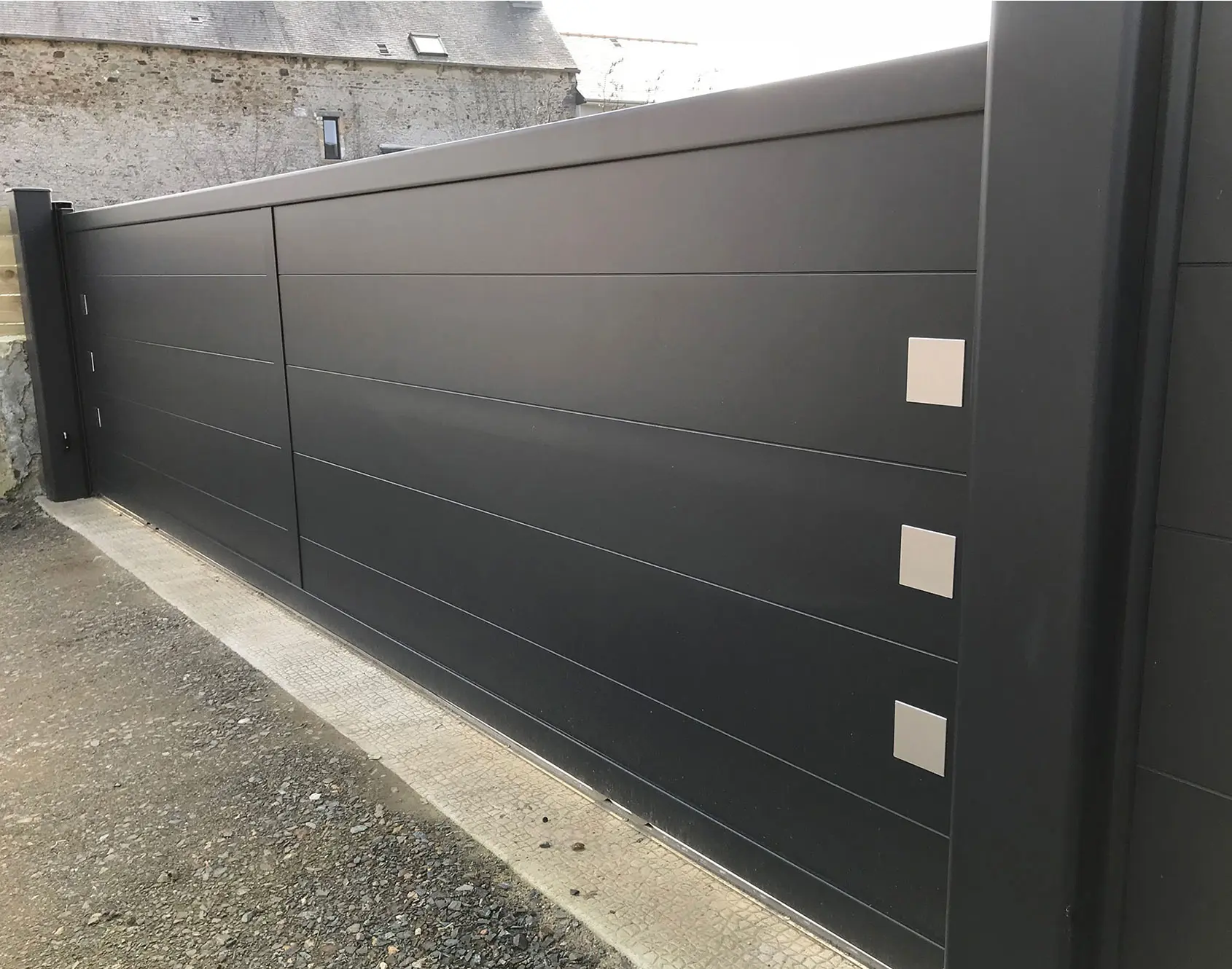 Portail aluminium coulissant Kub 300 par kostum