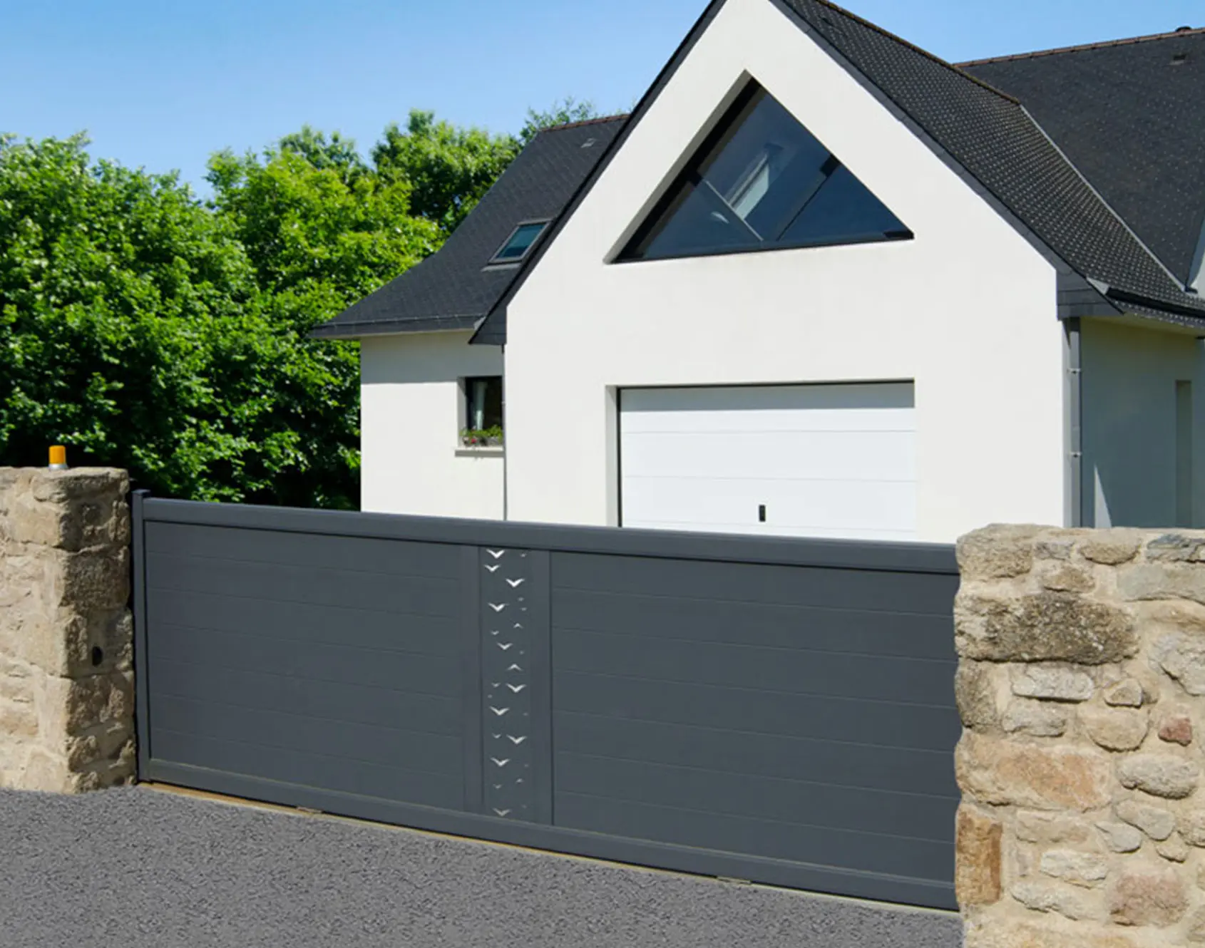 Portail aluminium coulissant Maden décor NIJAD par kostum