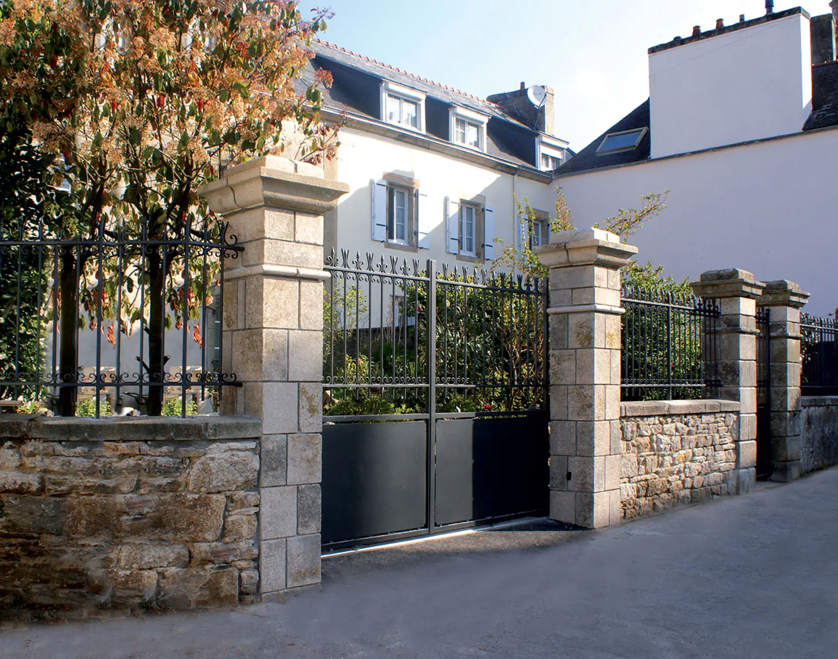 Portail semi-plein aluminium Mespaul - Kostum