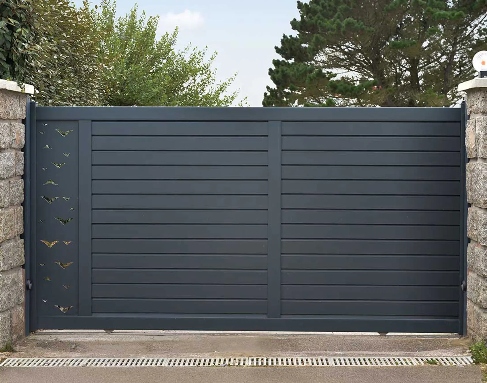 Portail aluminium coulissant Onen décor NIJAD par kostum