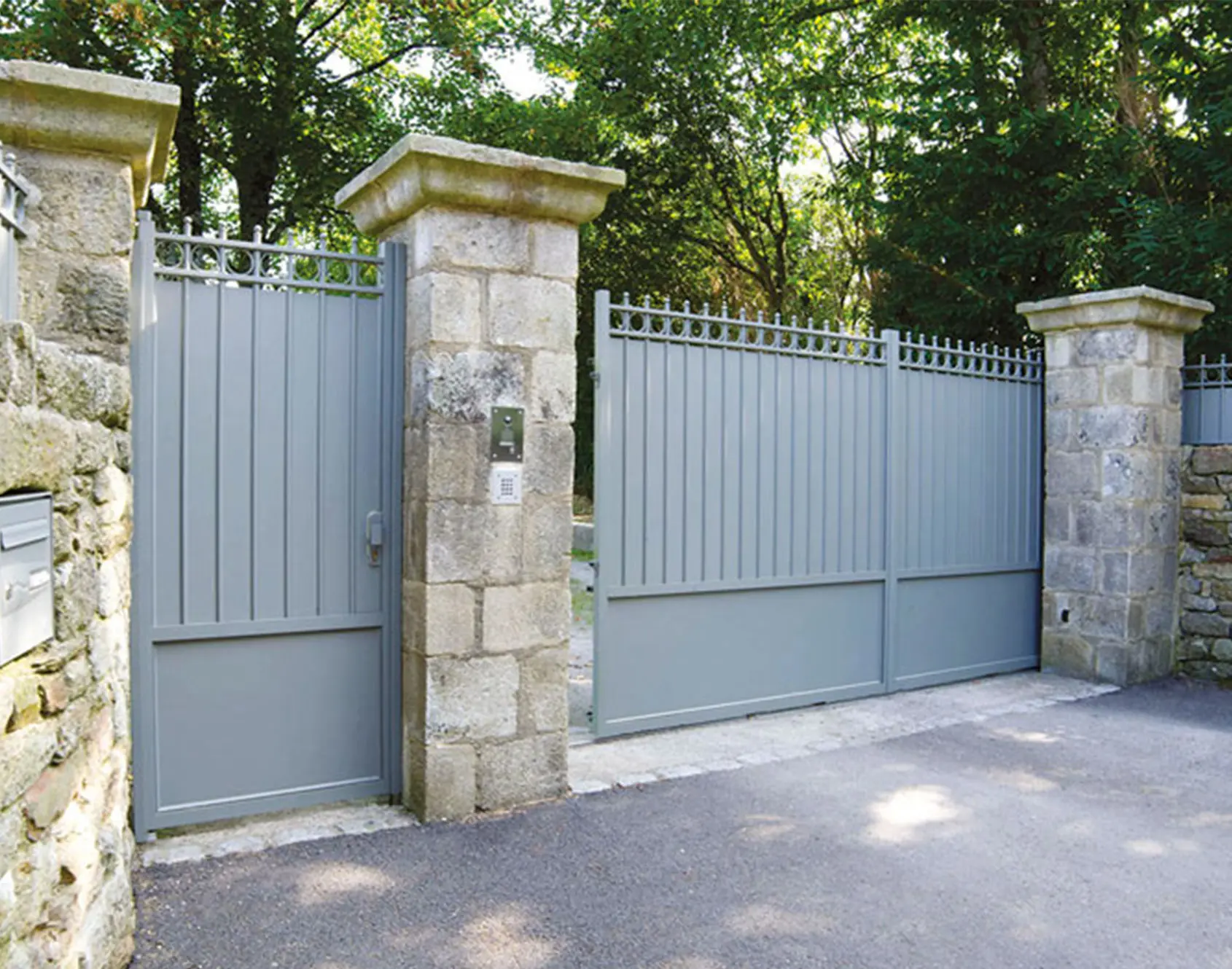 Portail aluminium coulissant Pont-Aven par kostum fabrication spéciale