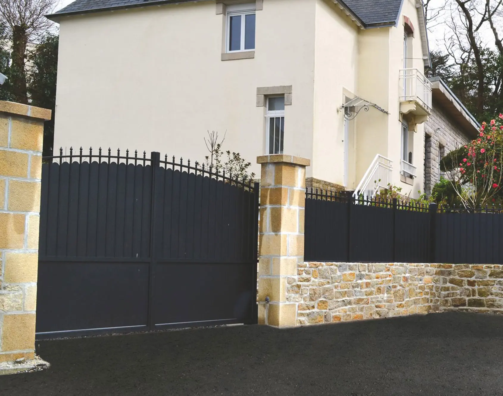 Portail aluminium coulissant Poullan par kostum fabrication spéciale