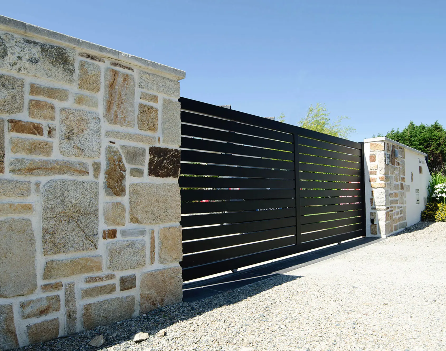 Portail aluminium coulissant Raz - Kostum