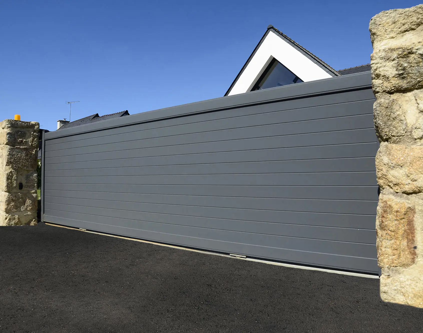 Portail aluminium coulissant Stella par kostum
