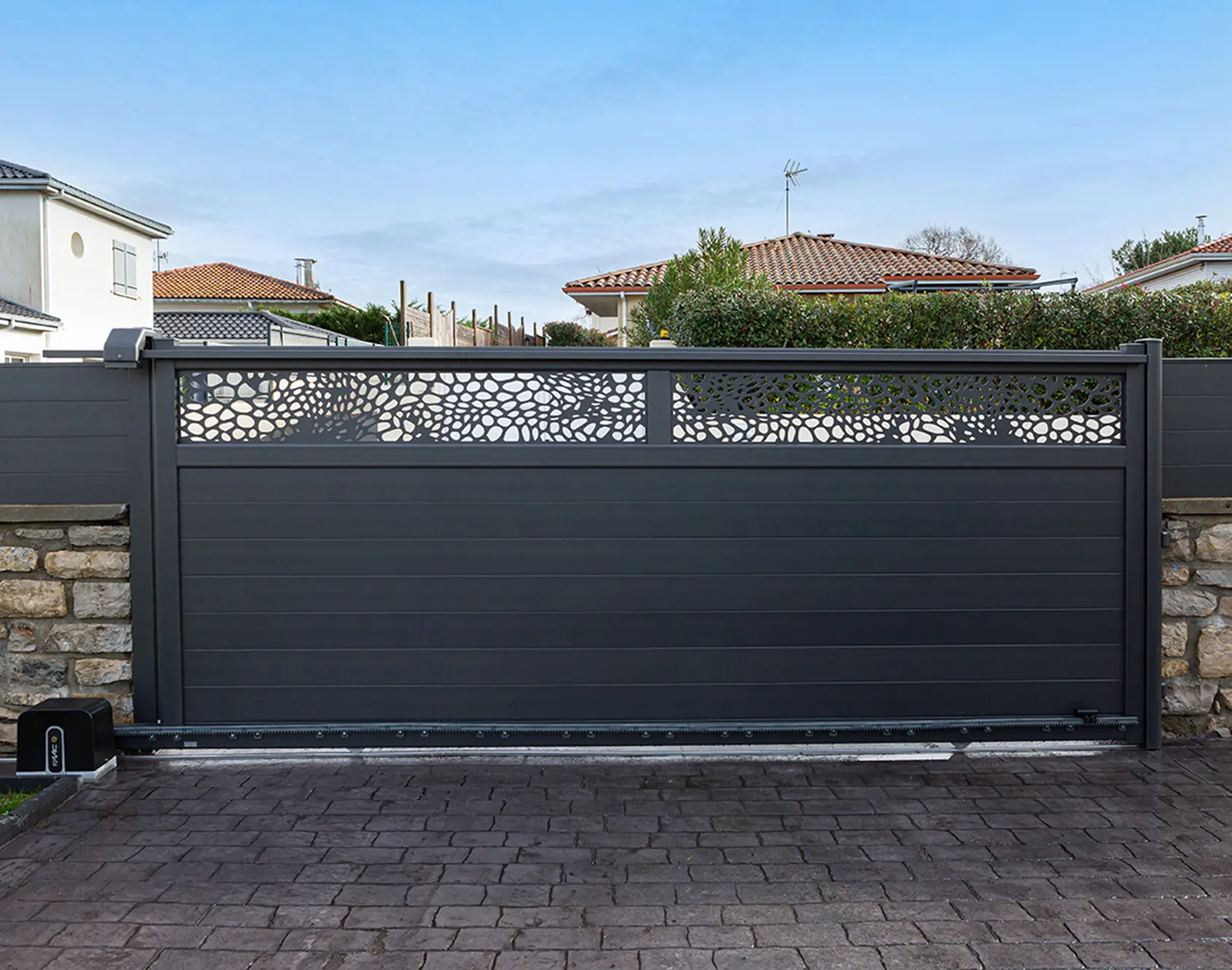 Portail aluminium base Metig avec décor Galets par Kostum