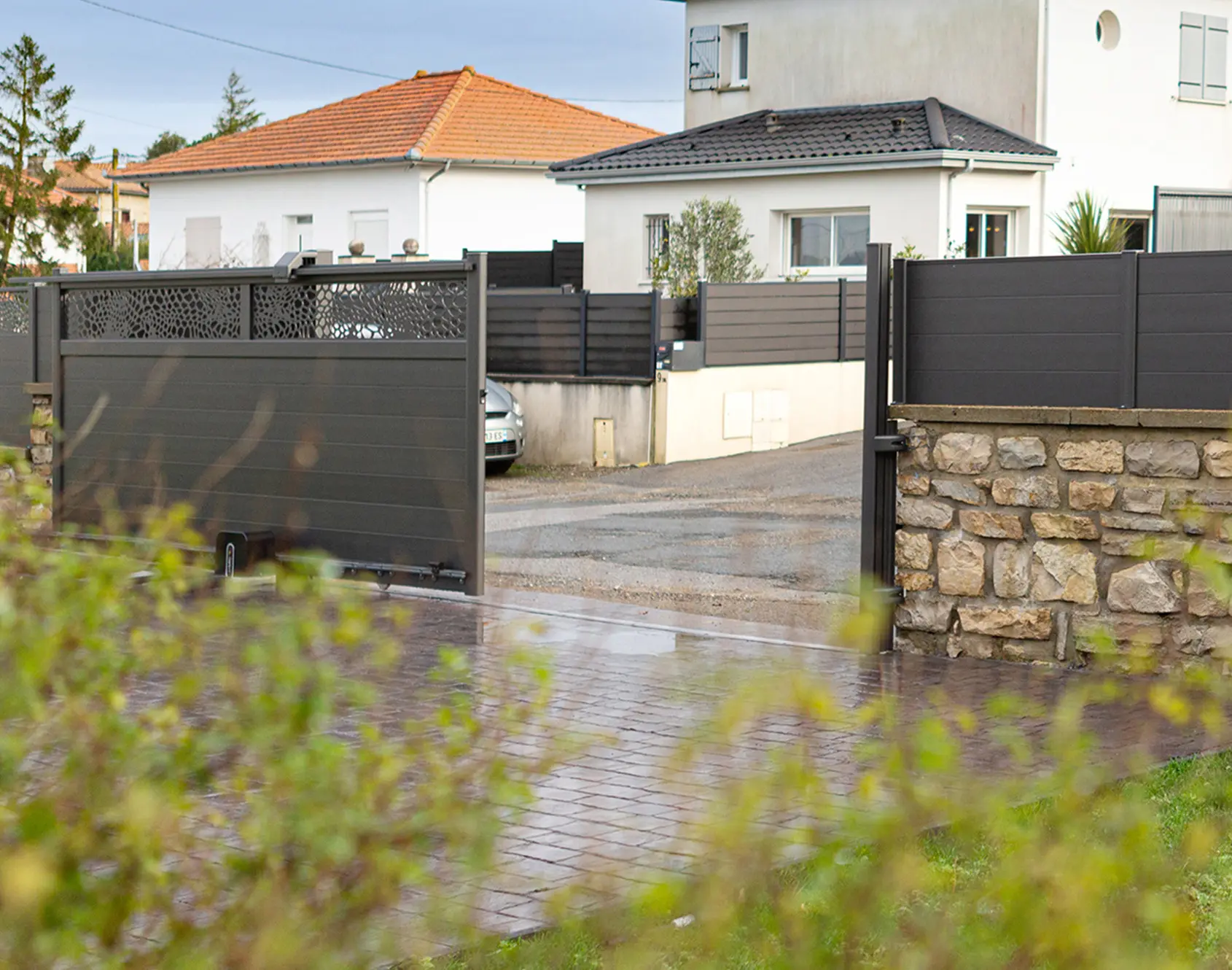 Portail aluminium base Metig avec décor Galets par Kostum