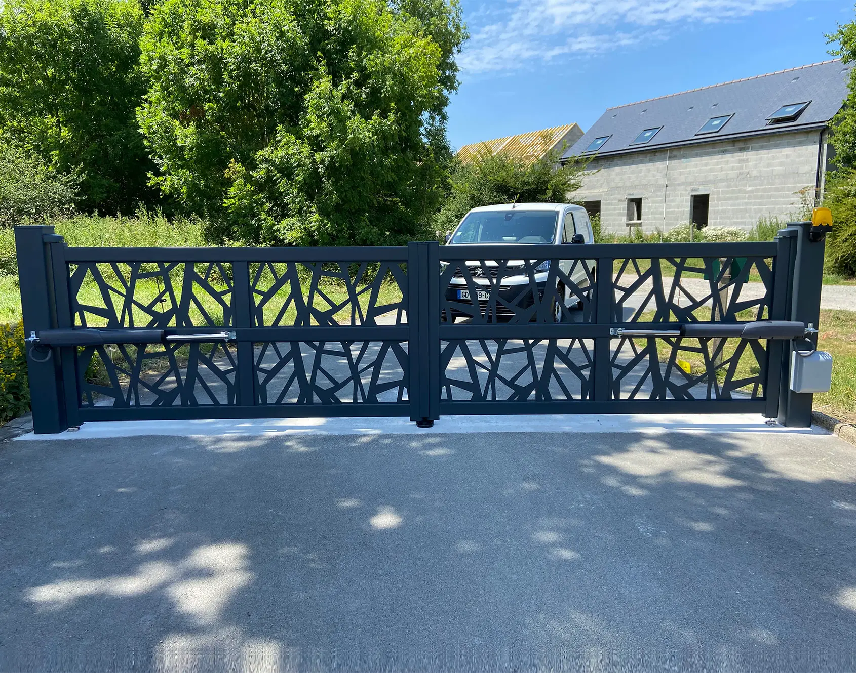 Portail aluminium battant Fresk Nolwenn décor Mellan