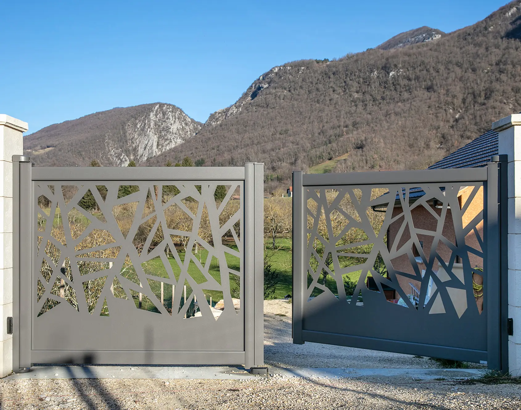 Portail aluminium battant Awenig décor BROCÉLIANDE par kostum